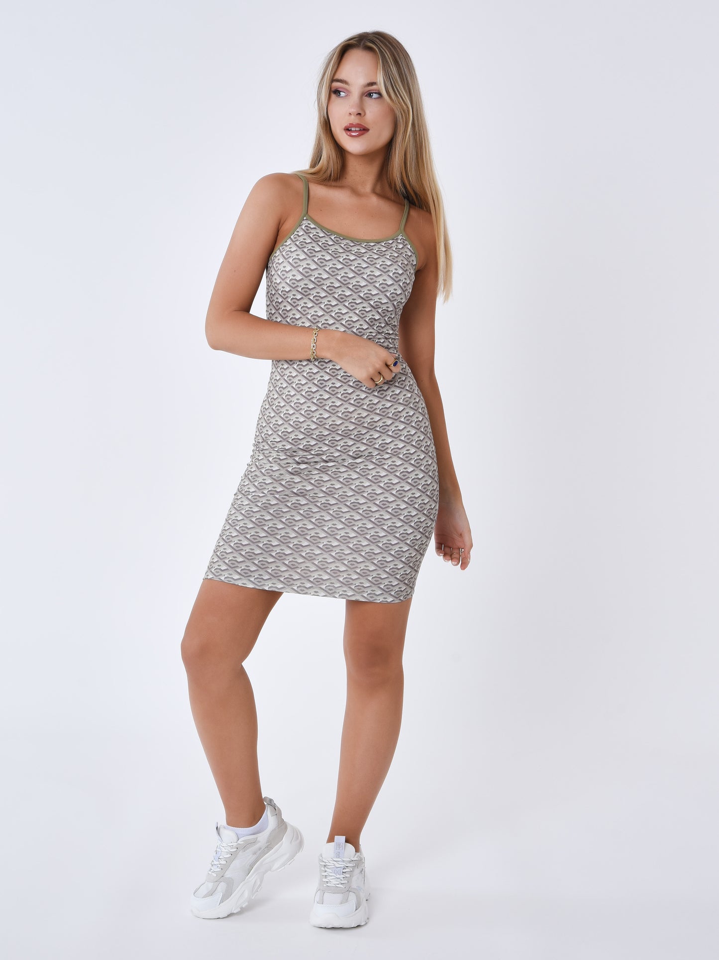 robe-graphic-gaze-olive-modelshot