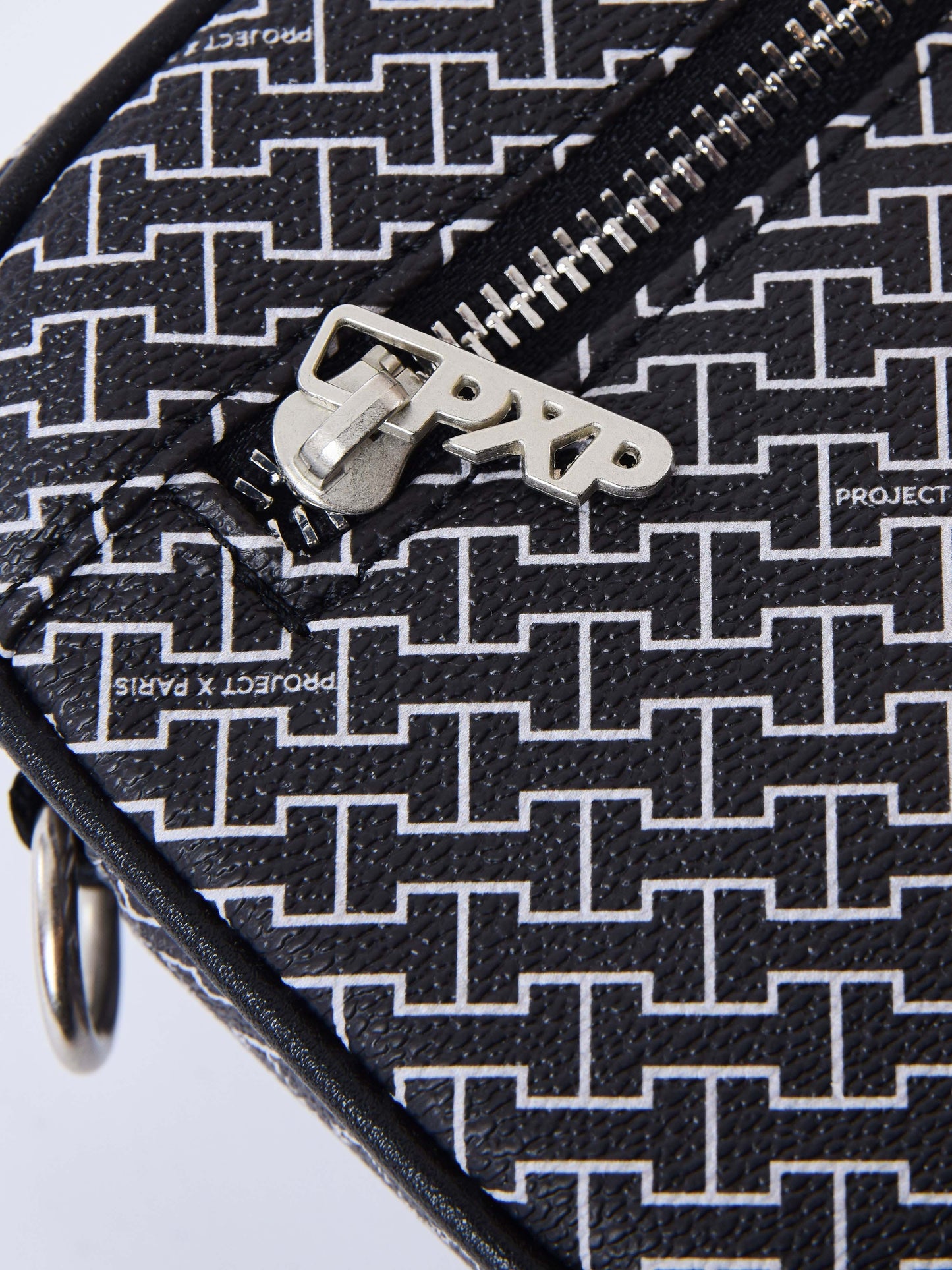 sac-bandouliere-monogramme-noir-detailshot
