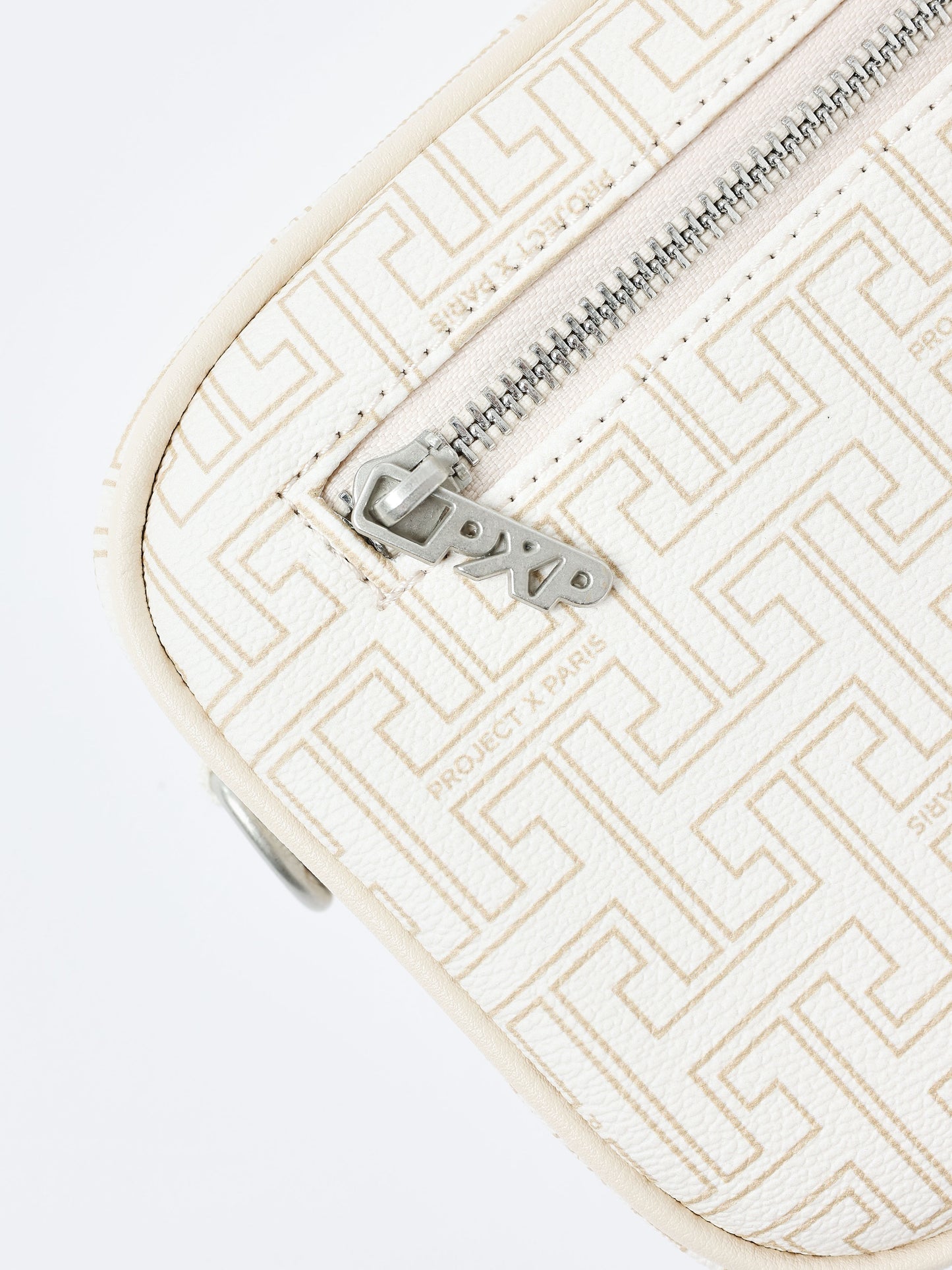 sacoche-monogram-petit-craie-detailshot