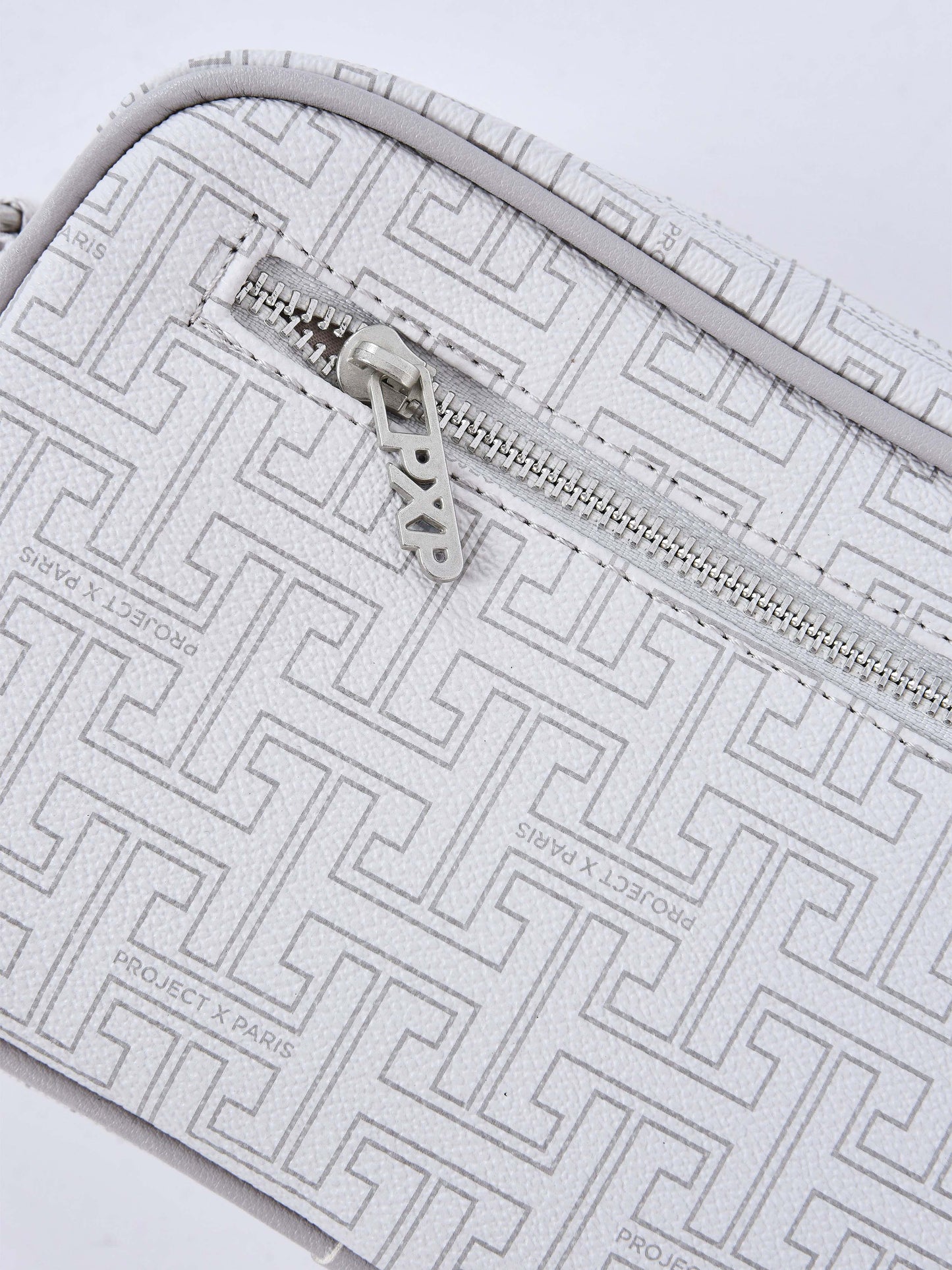 sacoche-monogram-petit-greige-detailshot