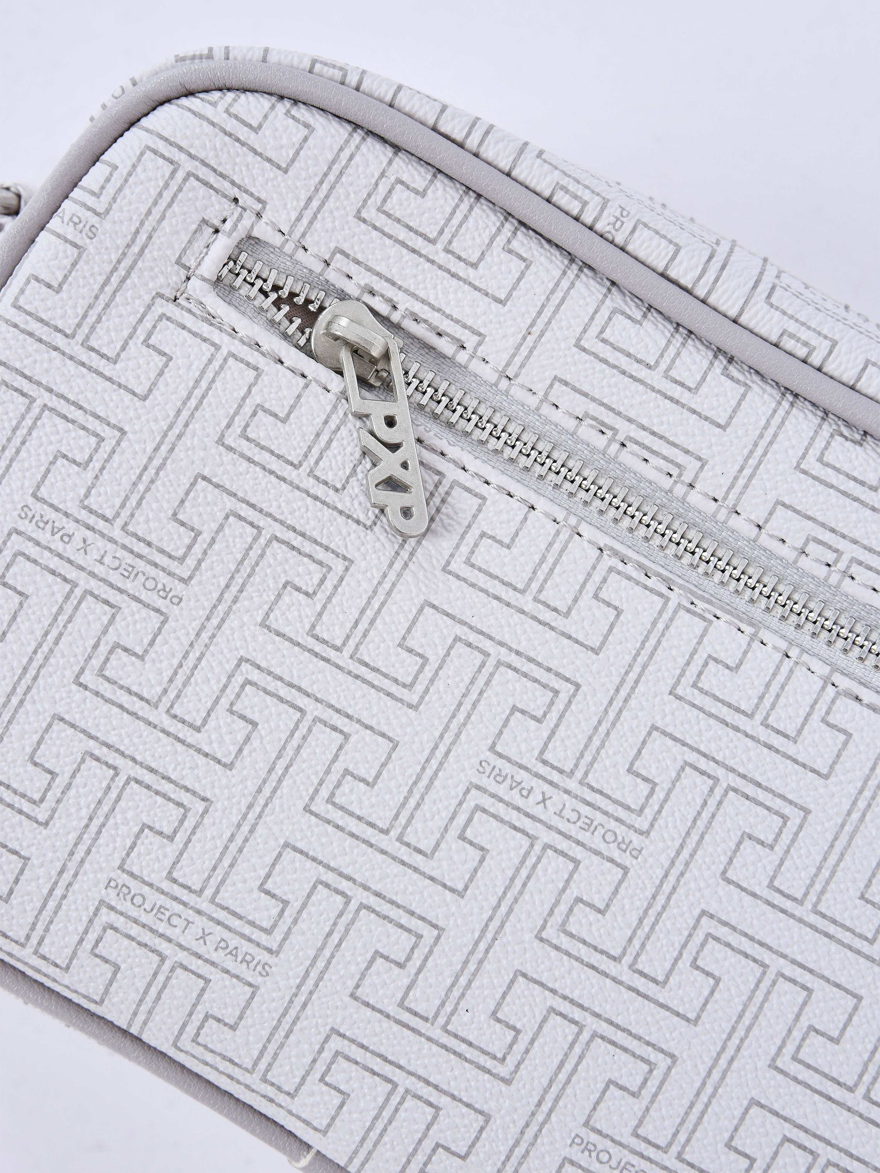 sacoche-monogram-petit-greige-detailshot