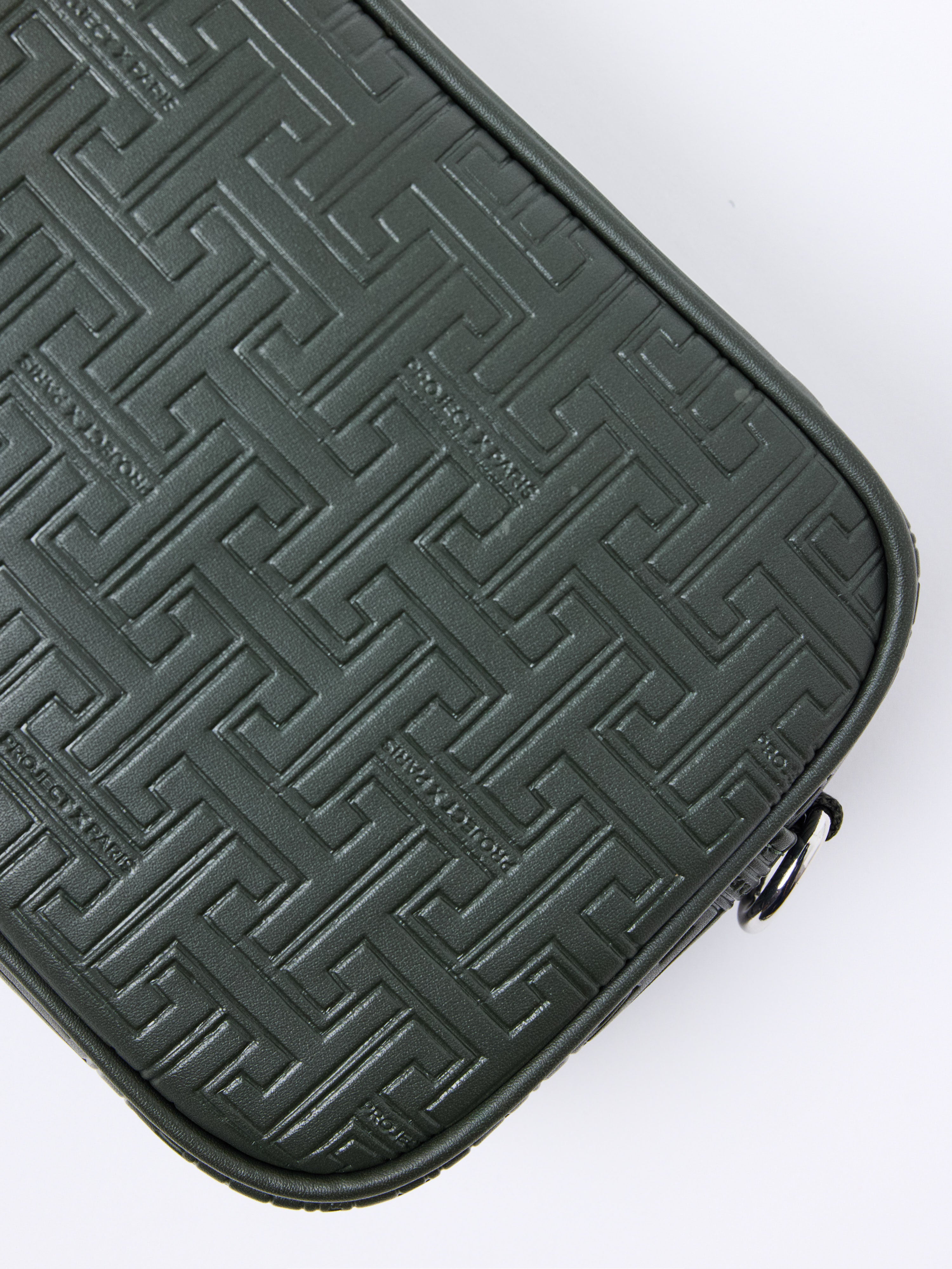 sacoche-monogramme-3d-olive-fonce-detailshot