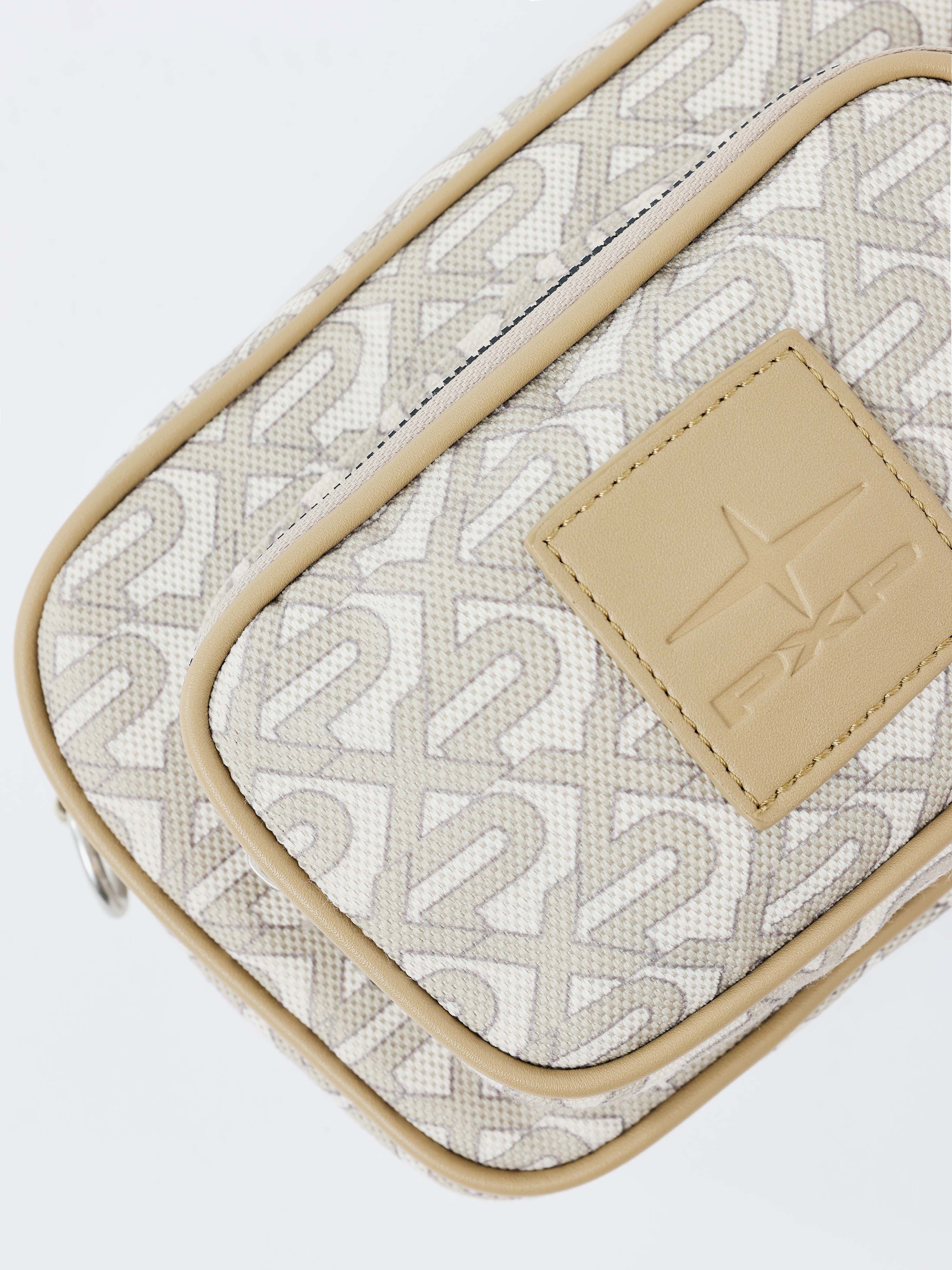 sacoche-monogramme-taupe-detailshot