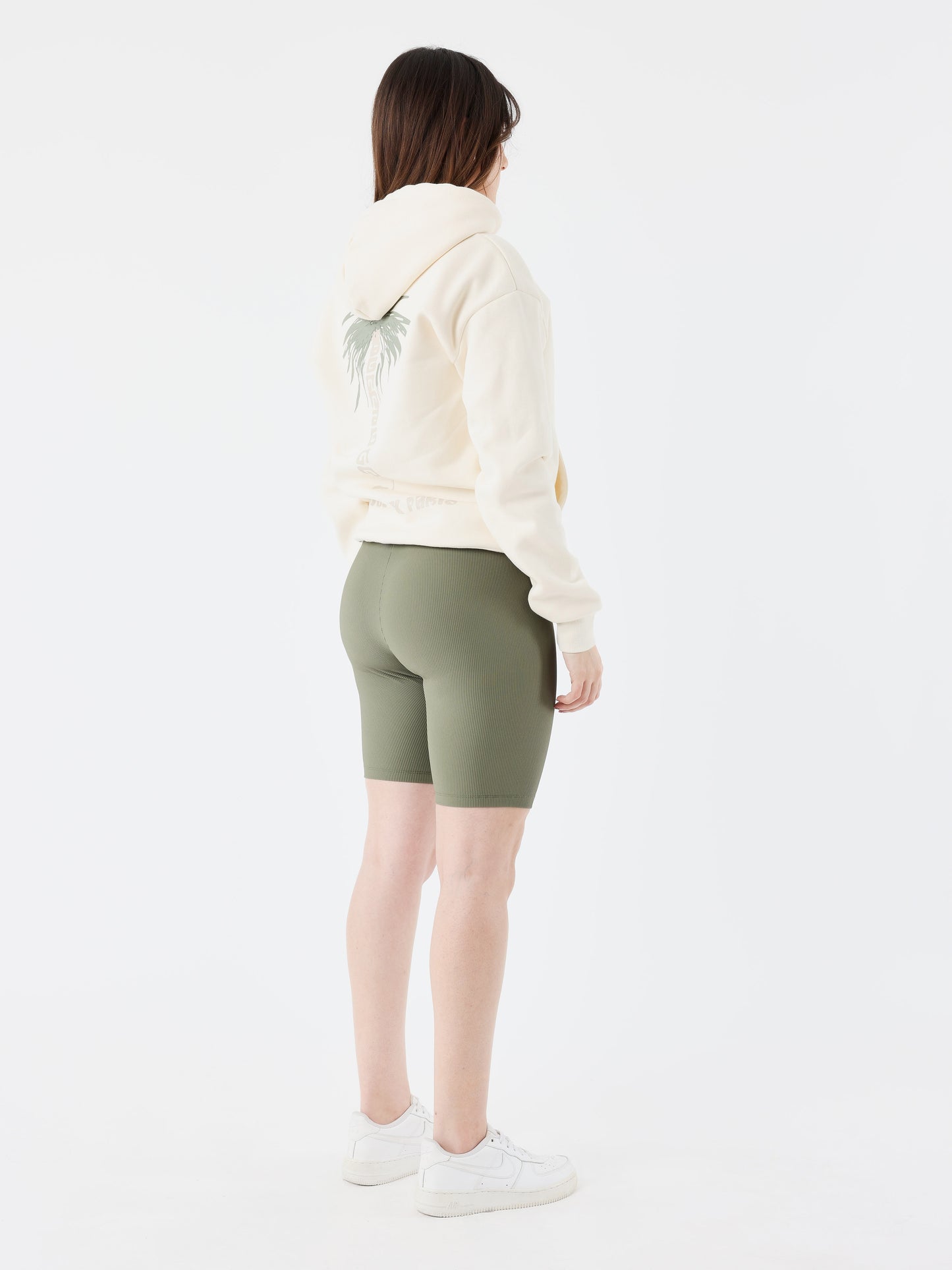 short-aloes-olive-fonce-modelshot