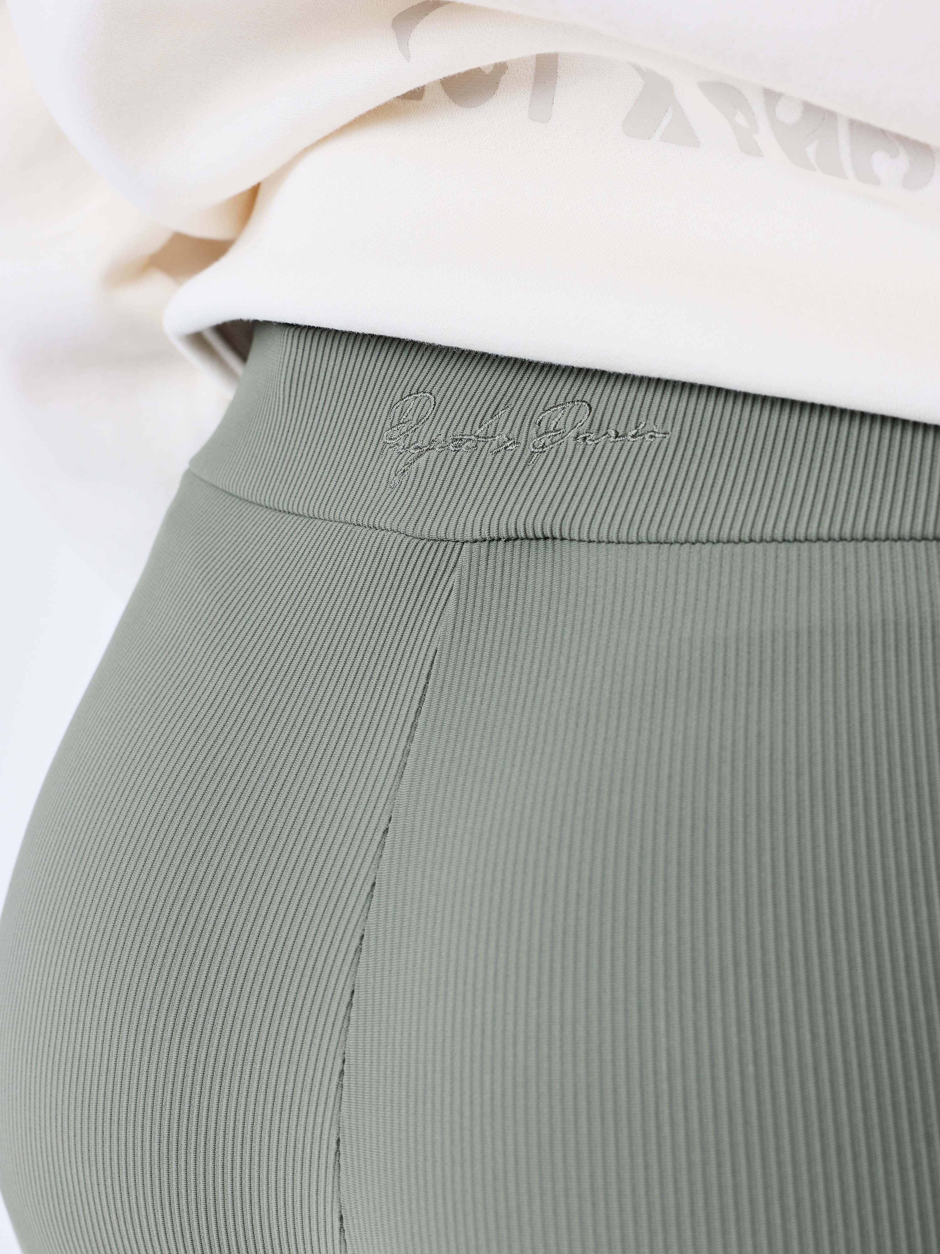short-aloes-olive-fonce-detailshot