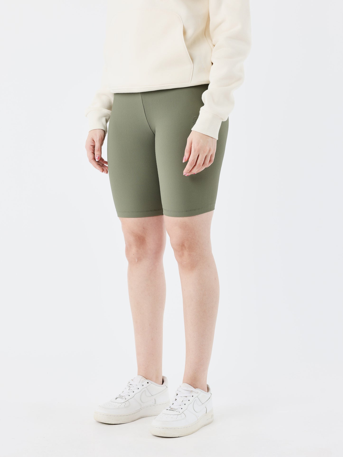 short-aloes-olive-fonce-modelshot