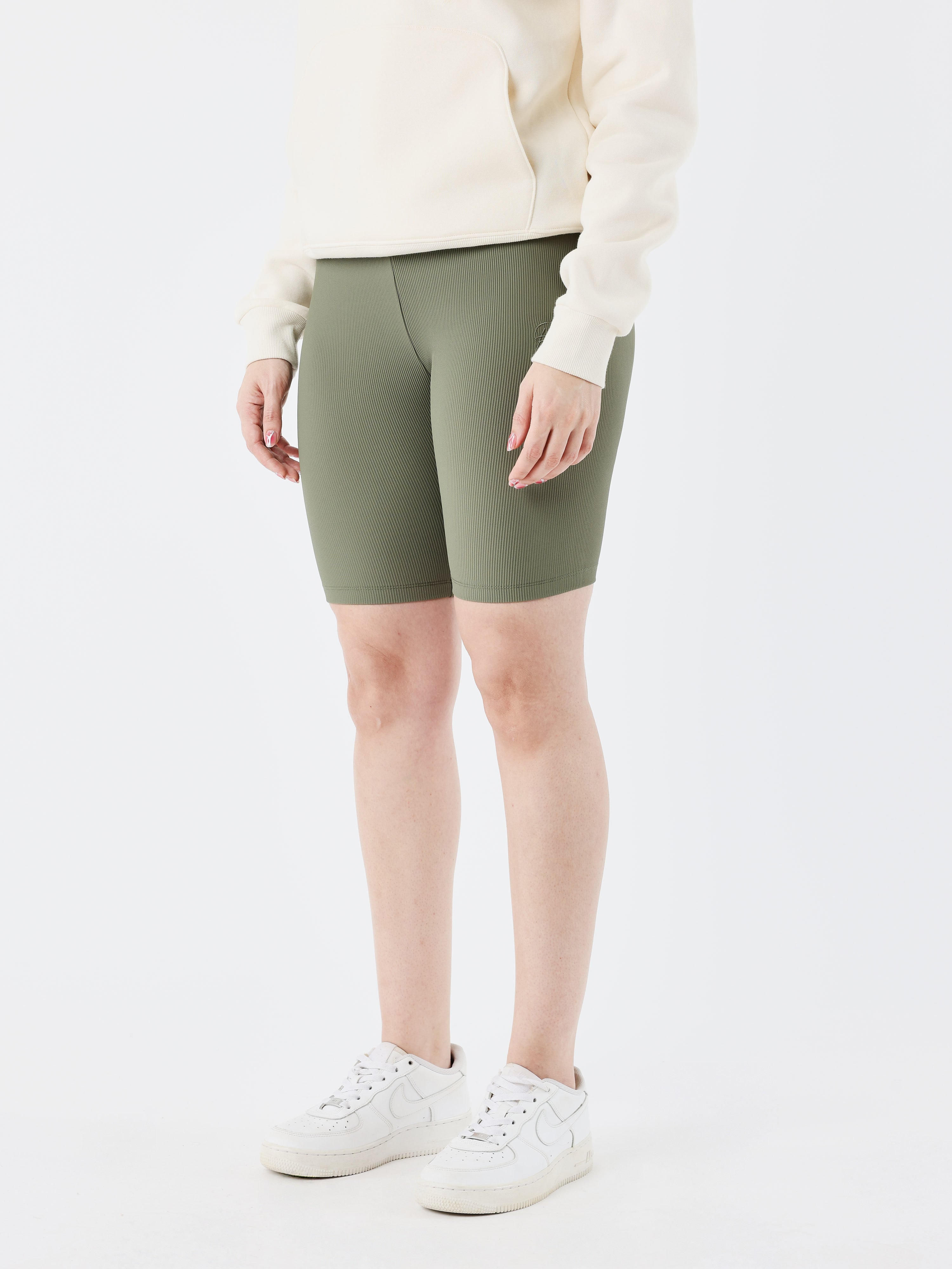 short-aloes-olive-fonce-modelshot