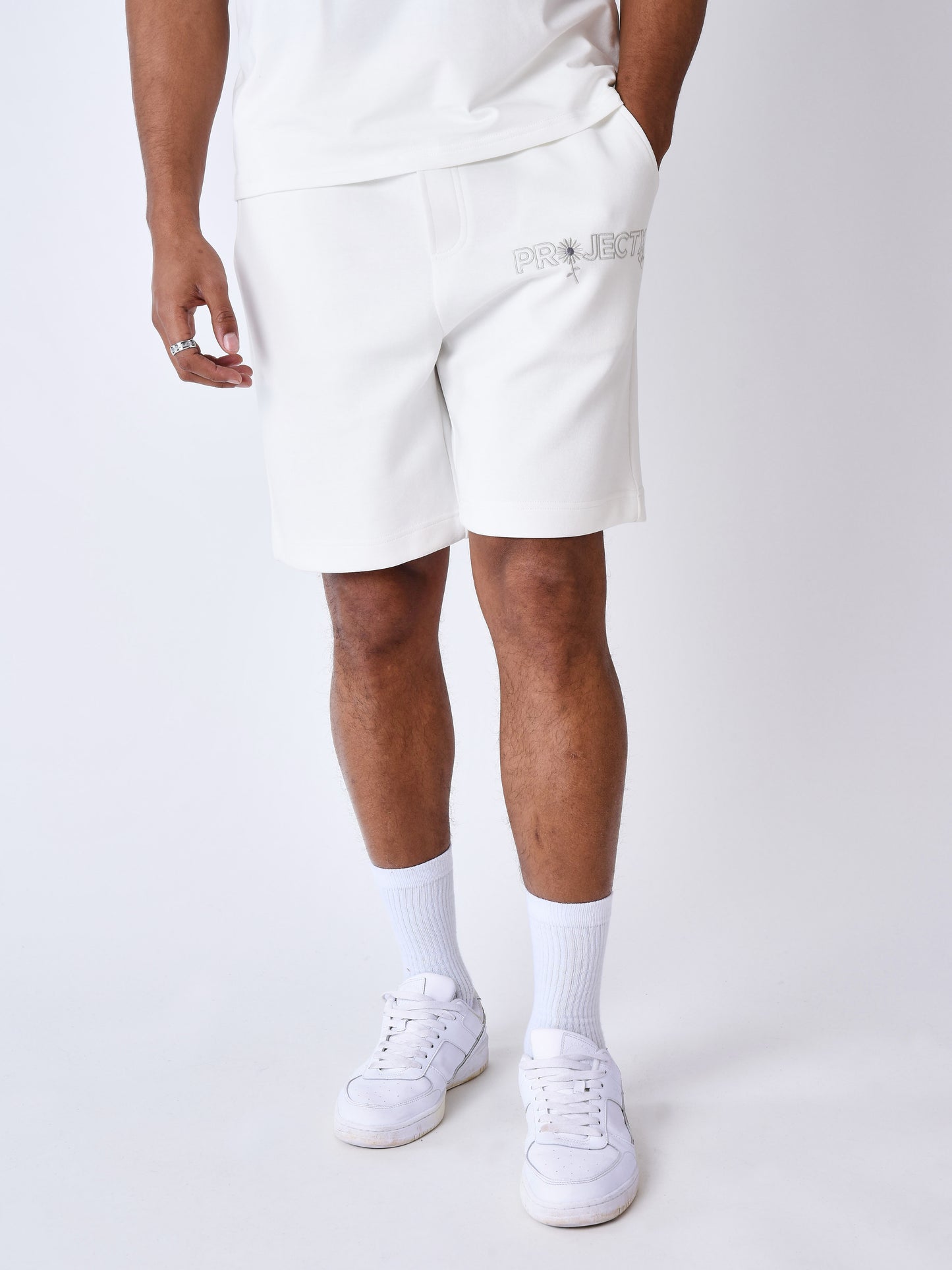 short-brode-daisy-blanc-casse-modelshot