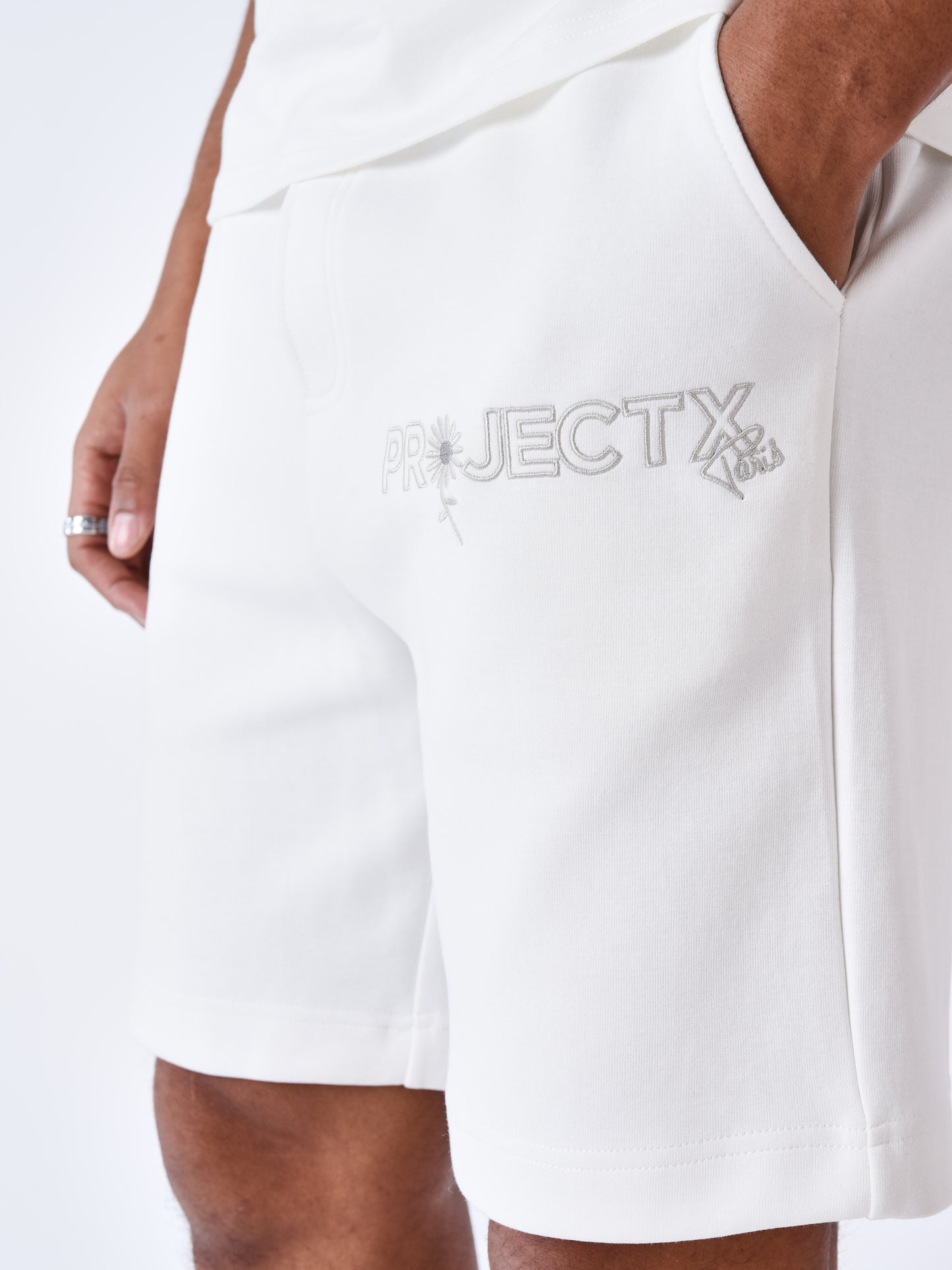 short-brode-daisy-blanc-casse-detailshot