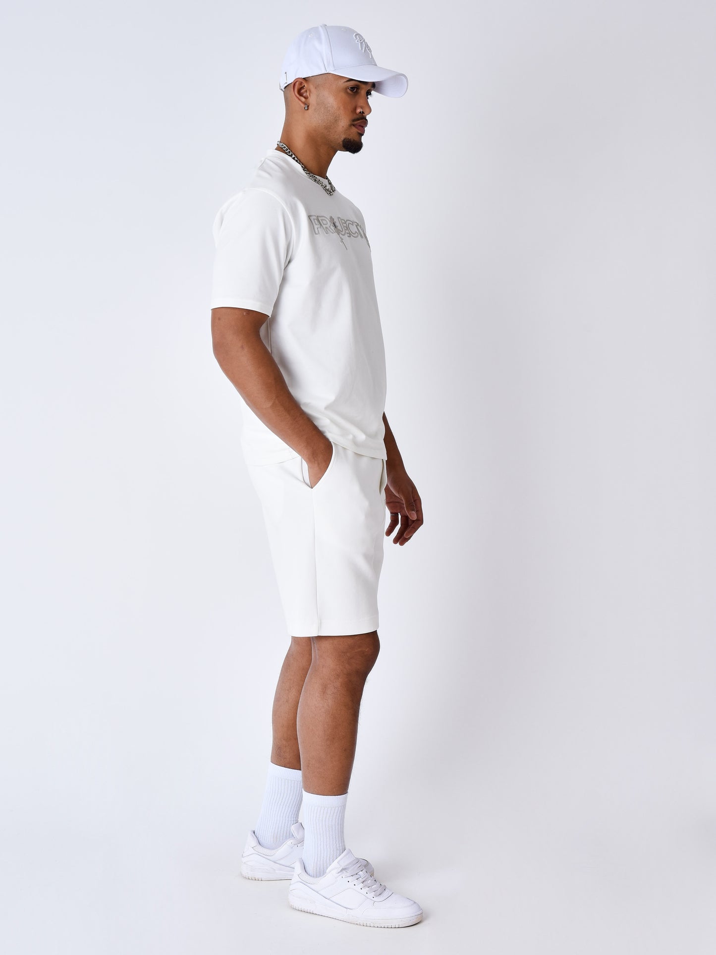 short-brode-daisy-blanc-casse-modelshot
