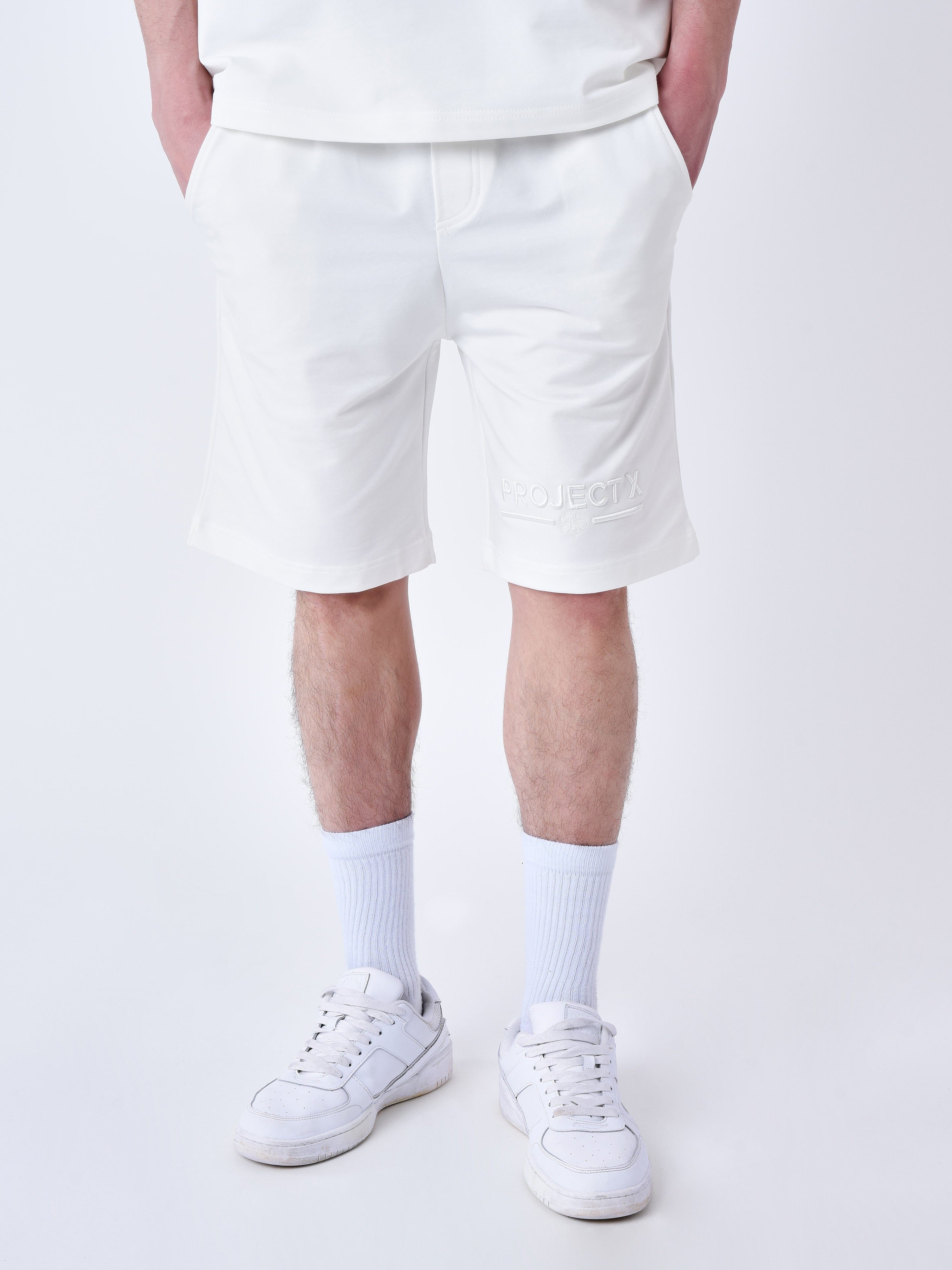 short-classique-brode-4875-blanc-casse-modelshot