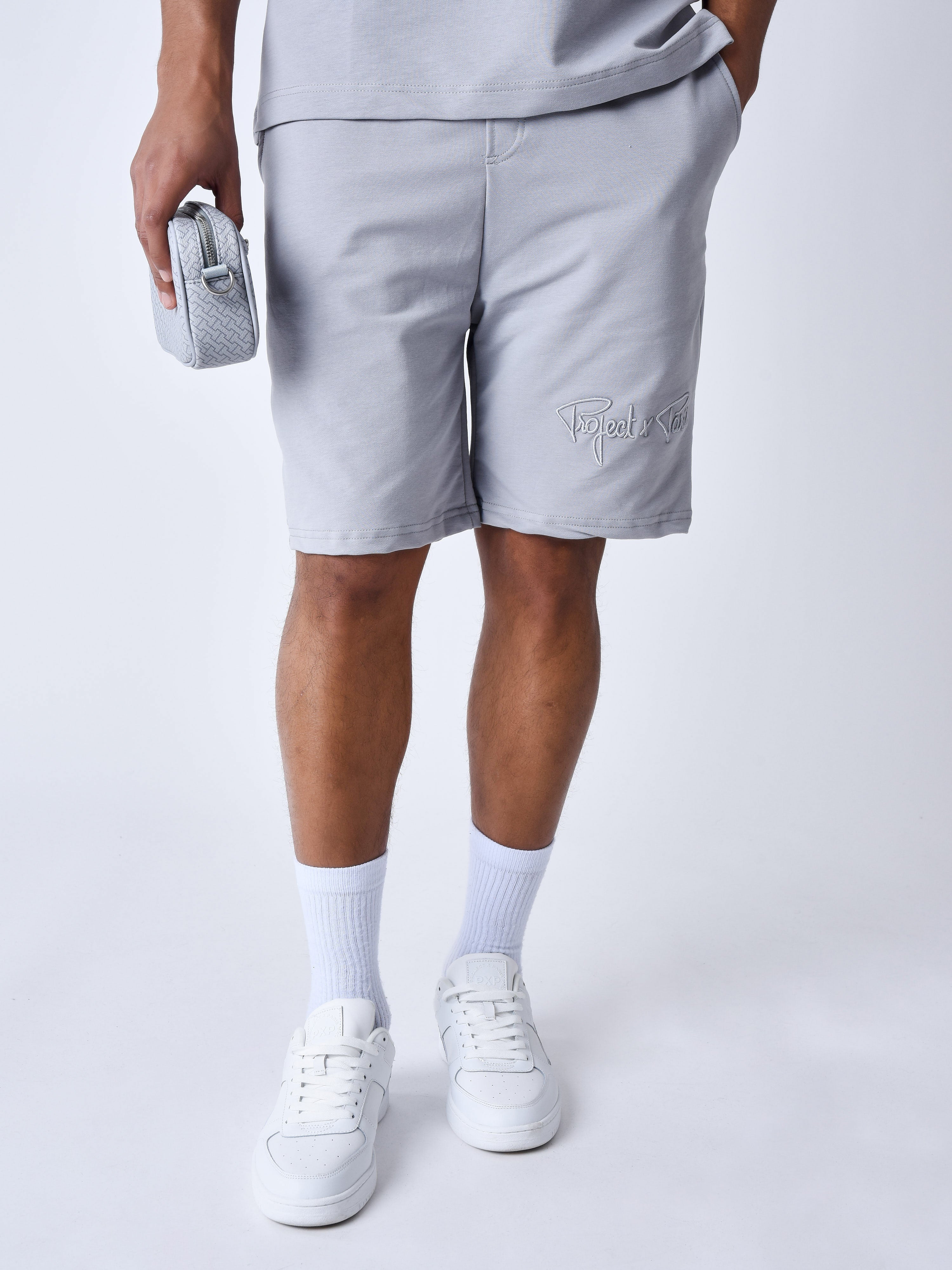 short-classique-brode-4878-gris-clair-modelshot