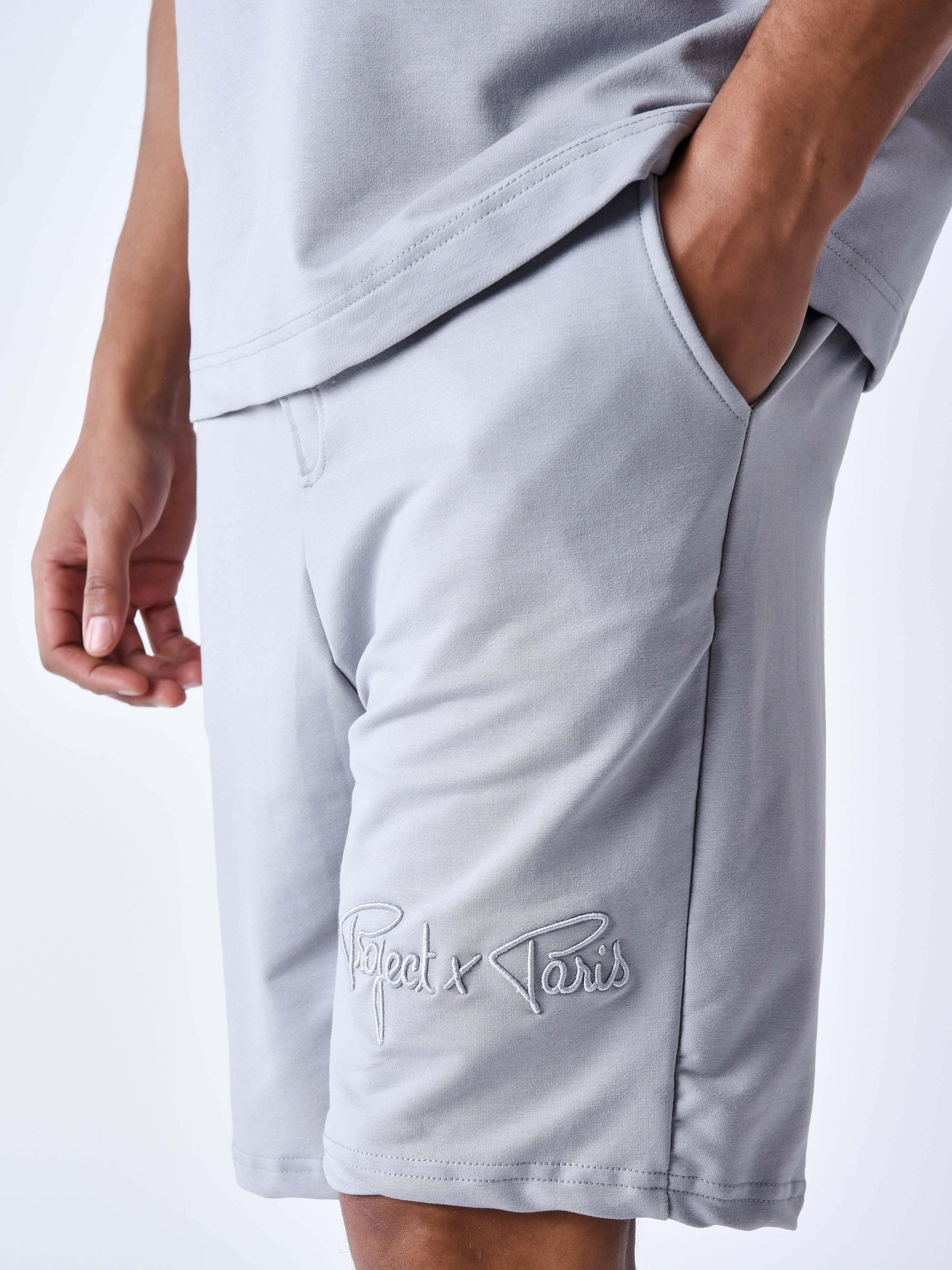 short-classique-brode-4878-gris-clair-modelshot