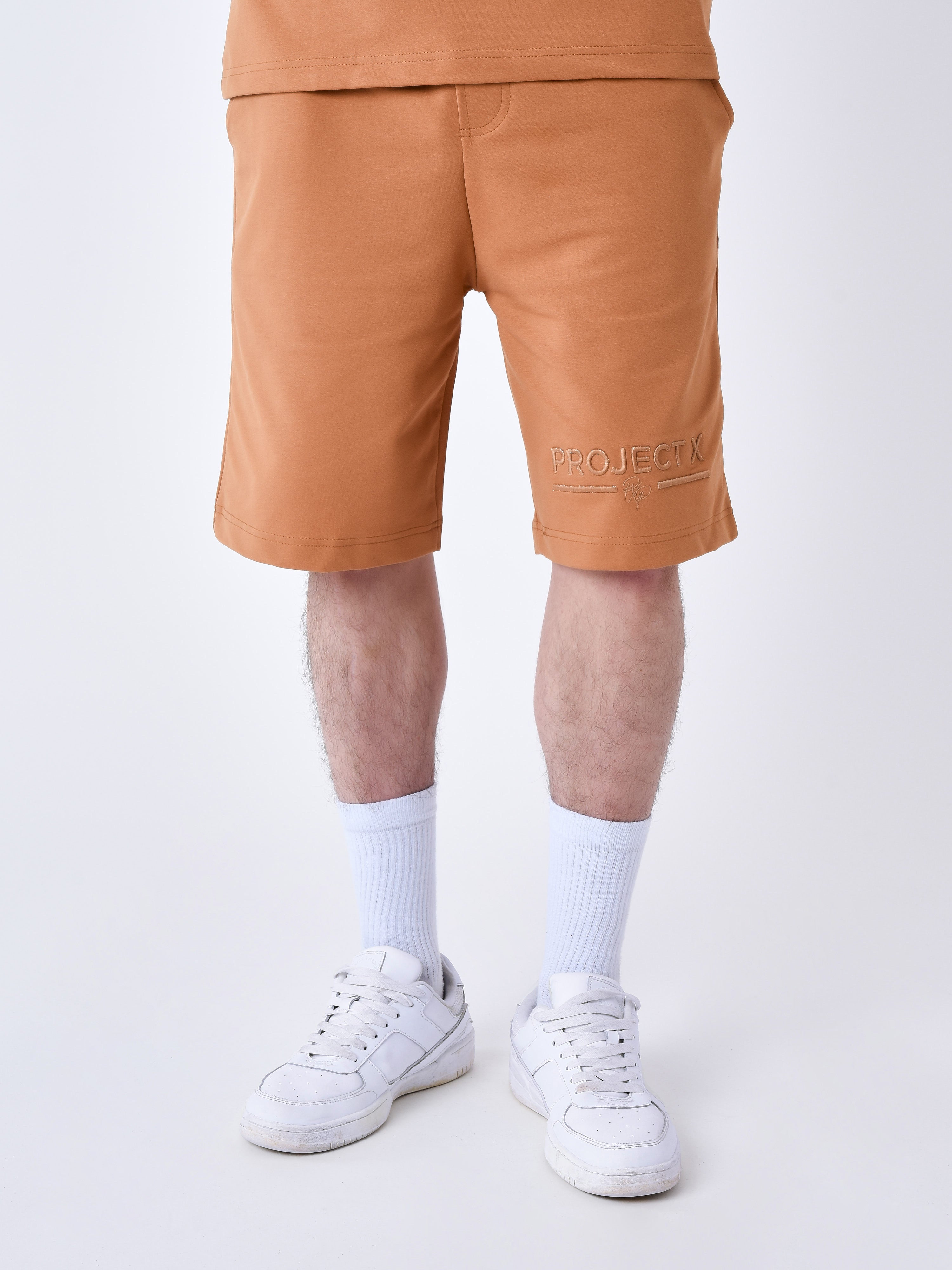 short-classique-brode-4875-camel-modelshot