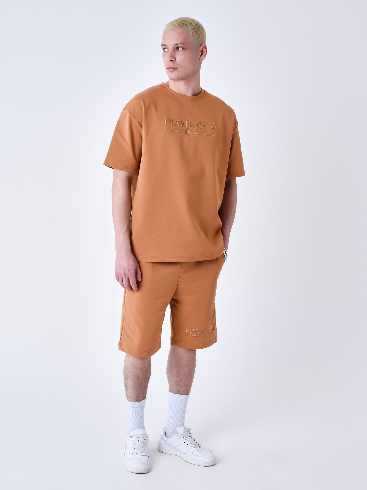 short-classique-brode-4875-camel-modelshot