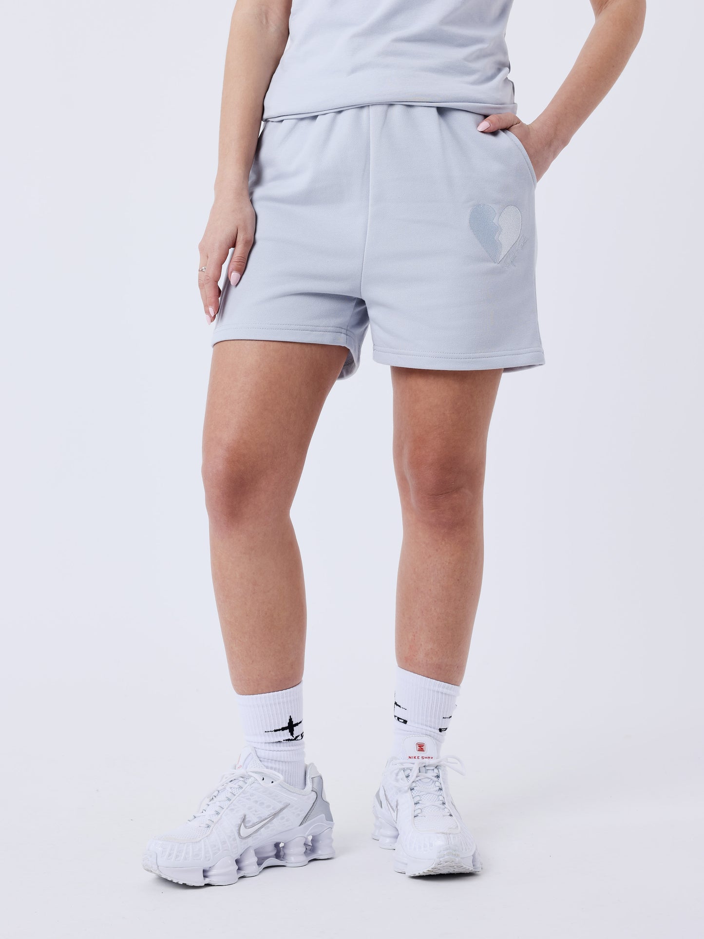 short-coeur-brise-bleu-glacier-modelshot