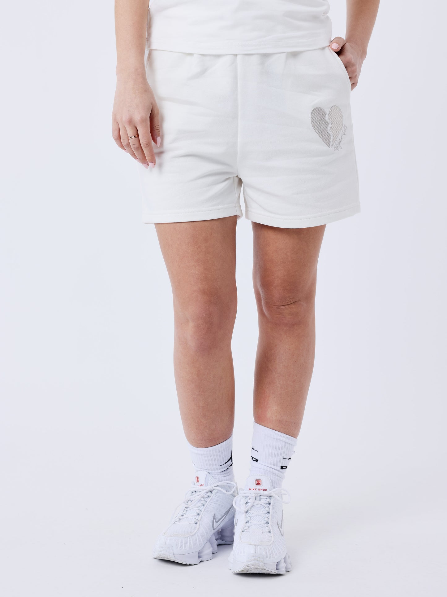 short-coeur-brise-blanc-casse-modelshot