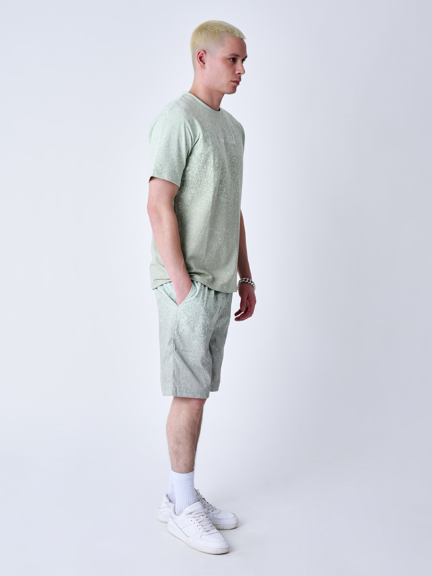 short-de-bain-imprime-spray-vert-d-eau-modelshot