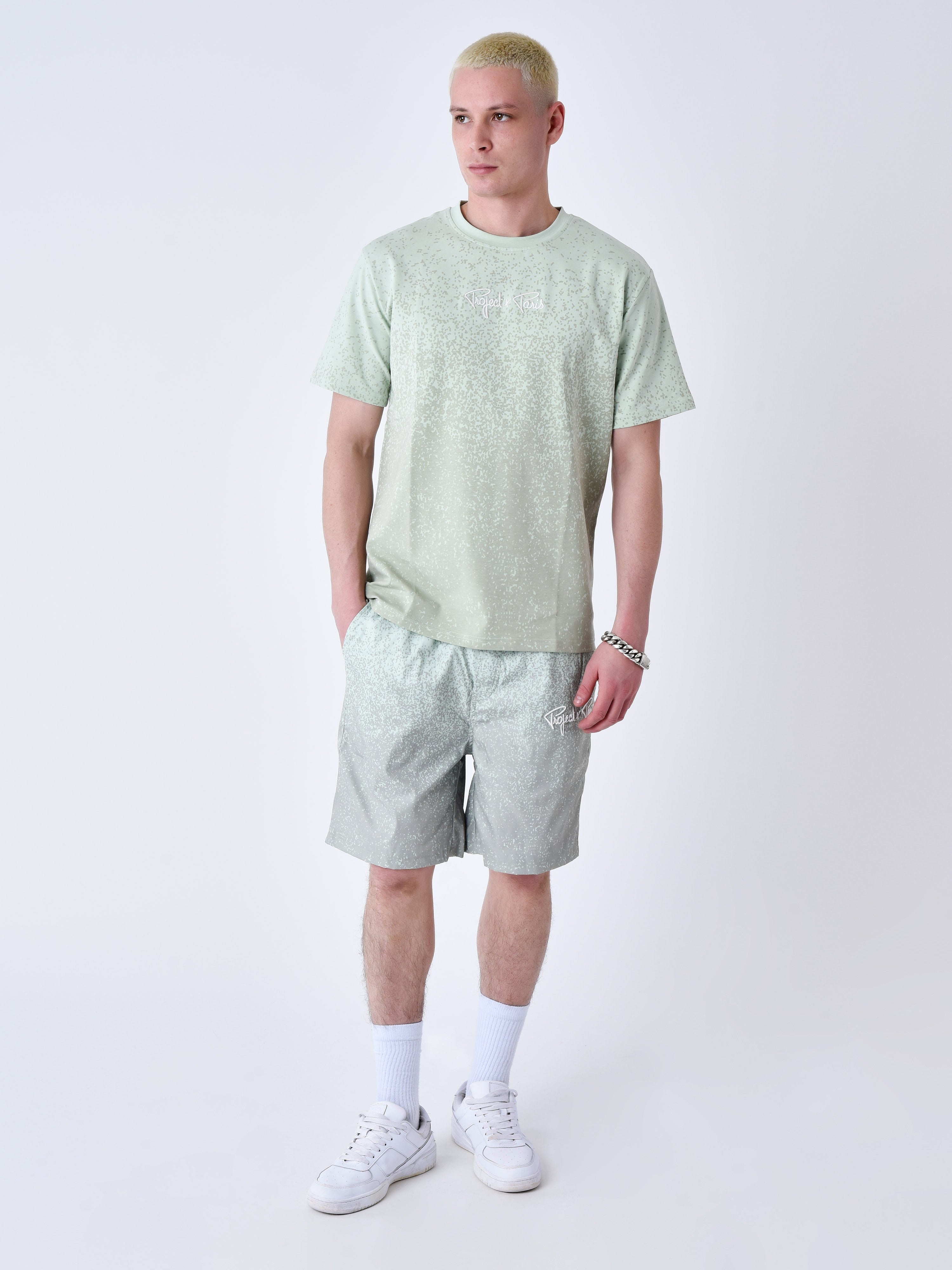 short-de-bain-imprime-spray-vert-d-eau-modelshot