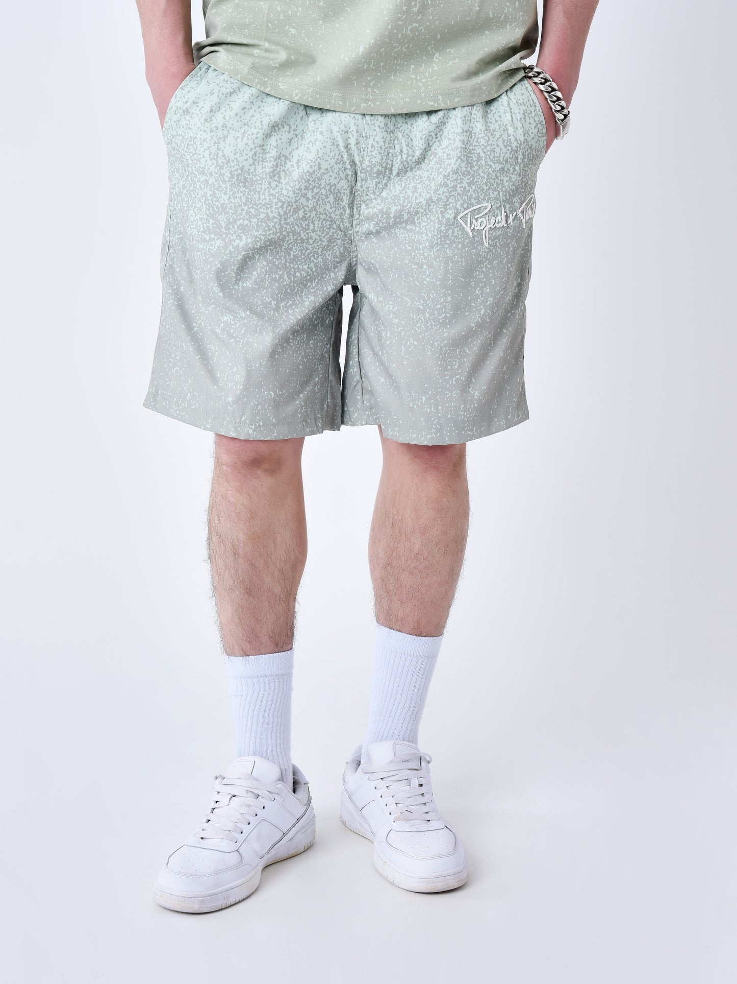 short-de-bain-imprime-spray-vert-d-eau-modelshot