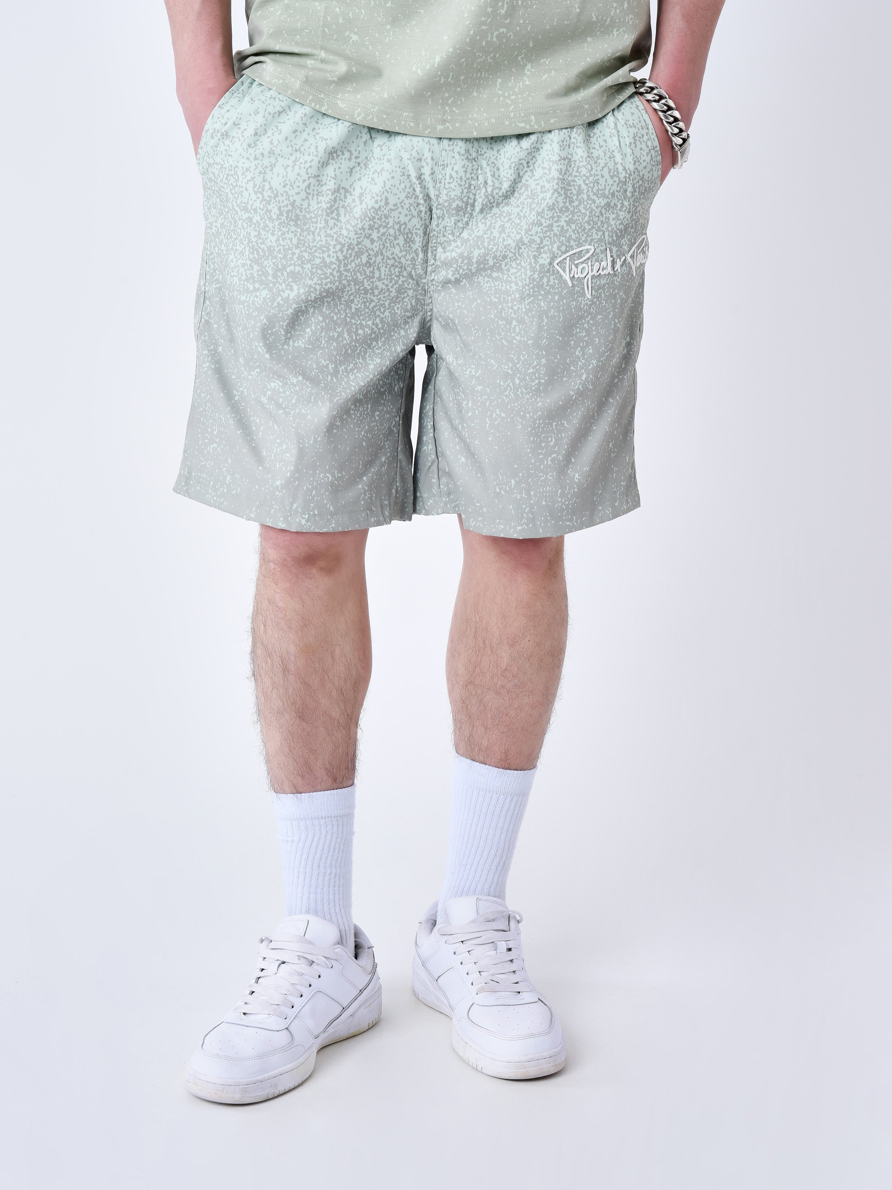 short-de-bain-imprime-spray-vert-d-eau-modelshot