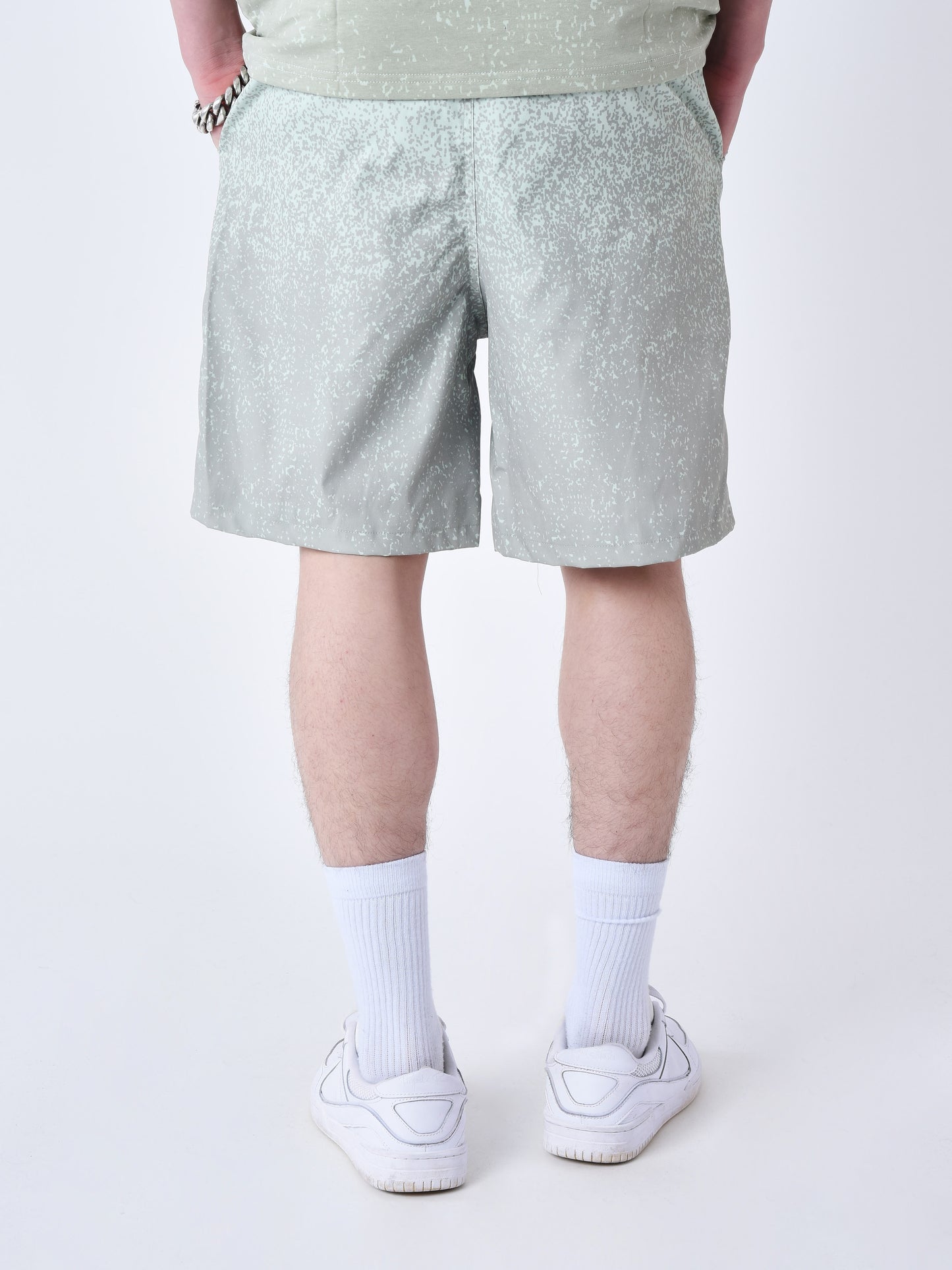 short-de-bain-imprime-spray-vert-d-eau-modelshot