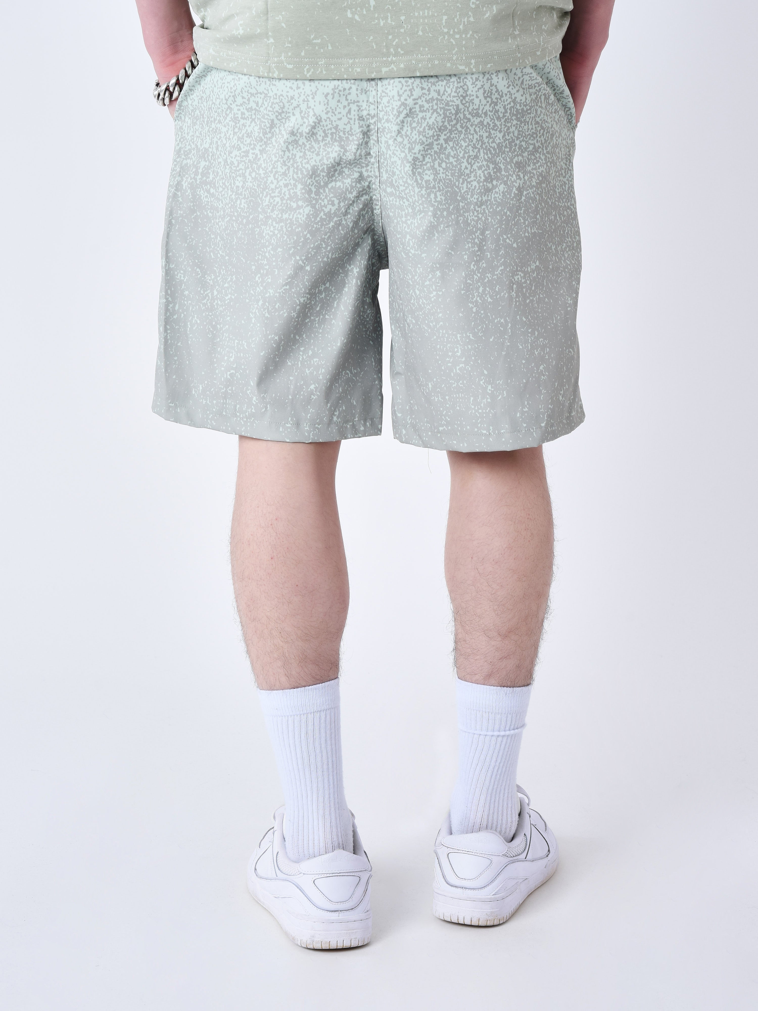 short-de-bain-imprime-spray-vert-d-eau-modelshot