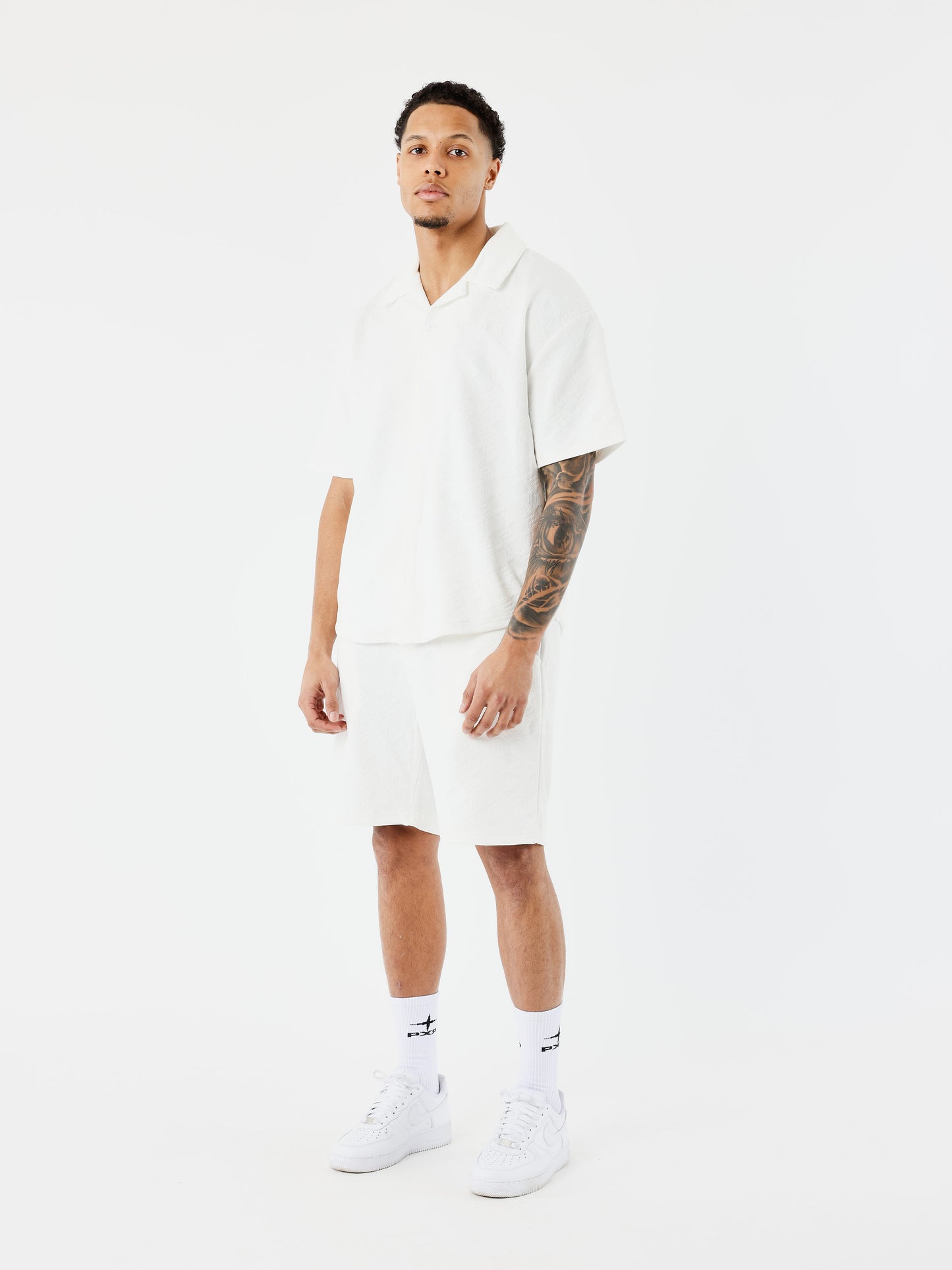 short-decontracte-texture-blanc-modelshot