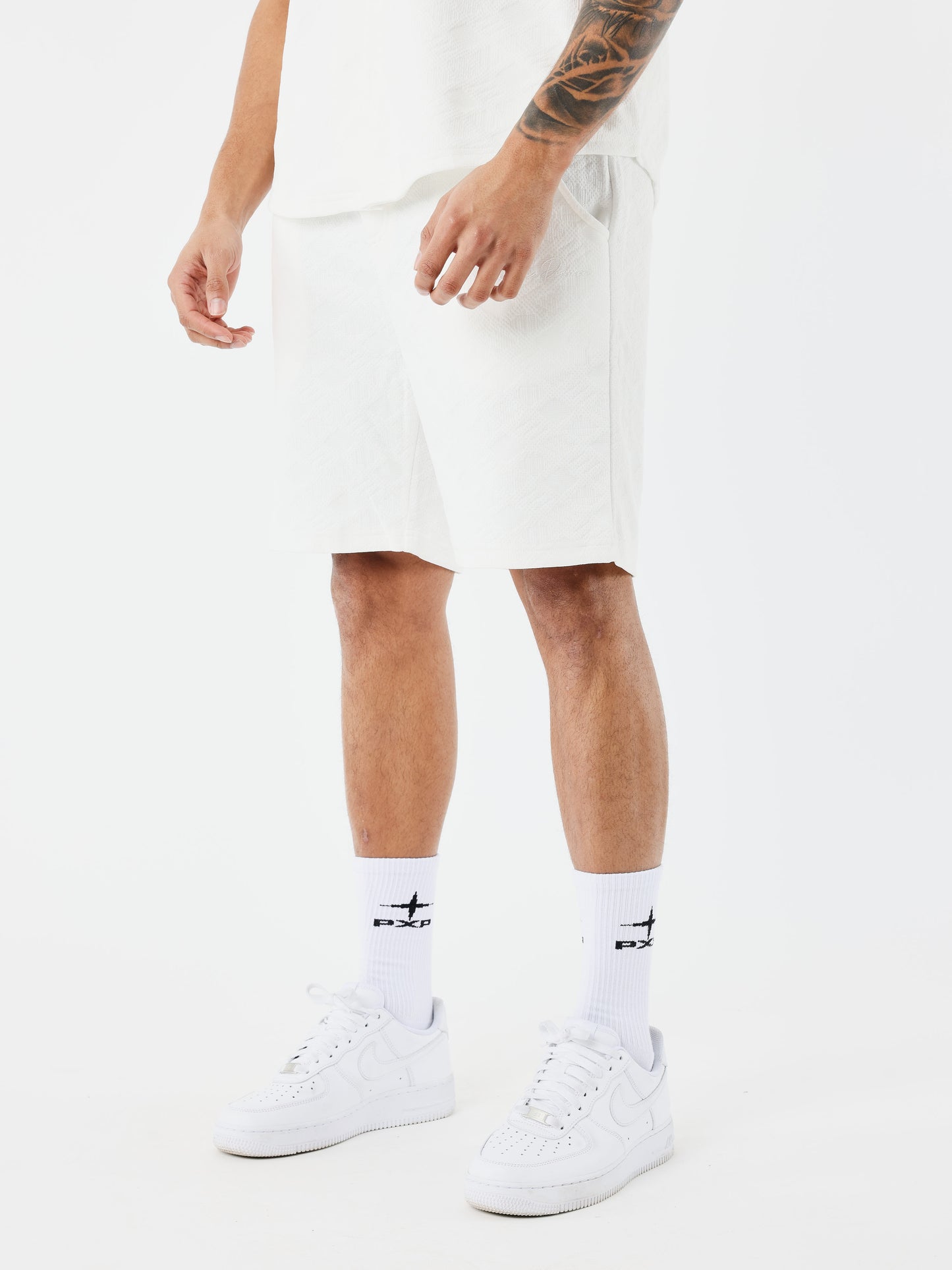 short-decontracte-texture-blanc-modelshot