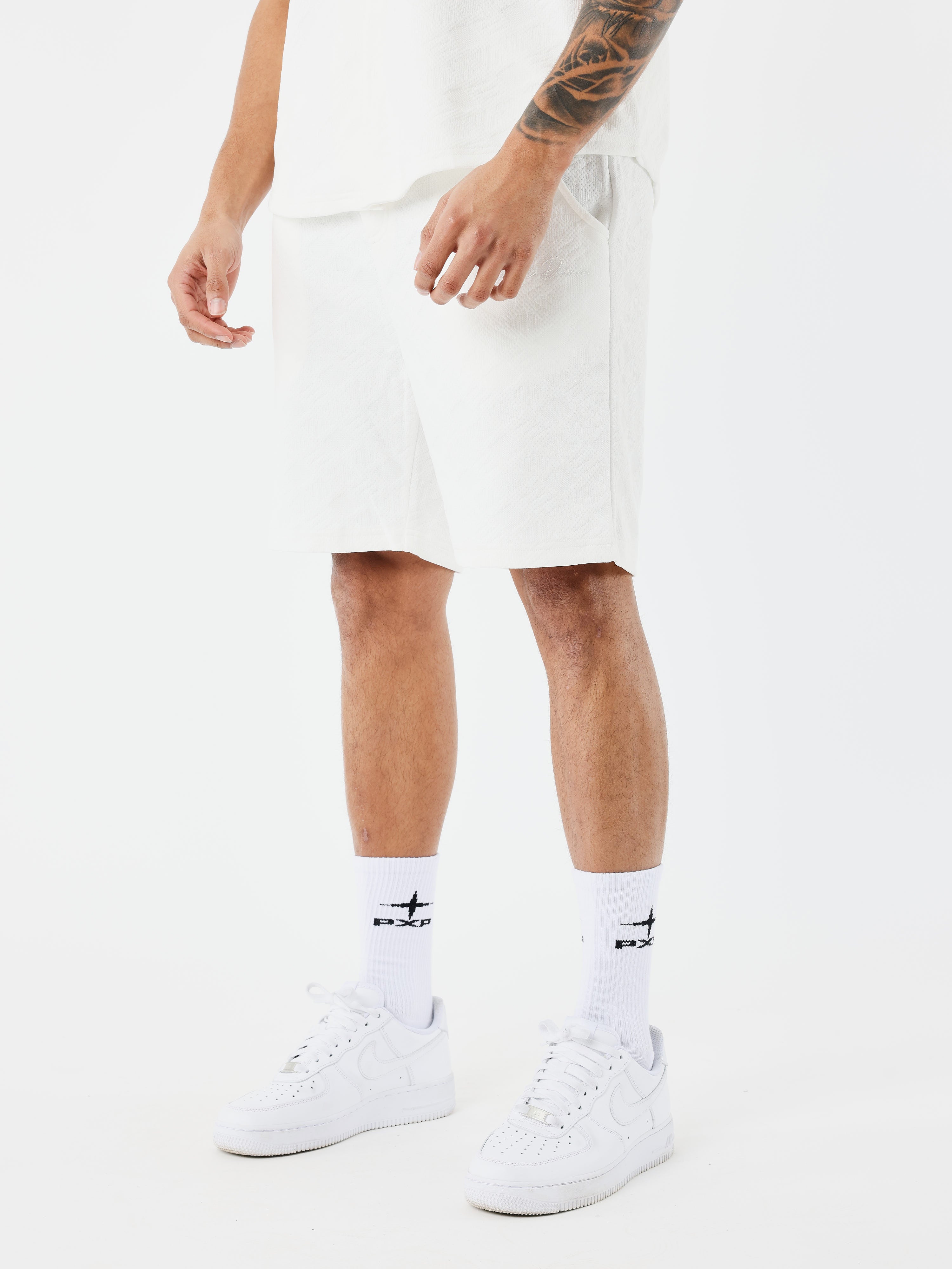 short-decontracte-texture-blanc-modelshot