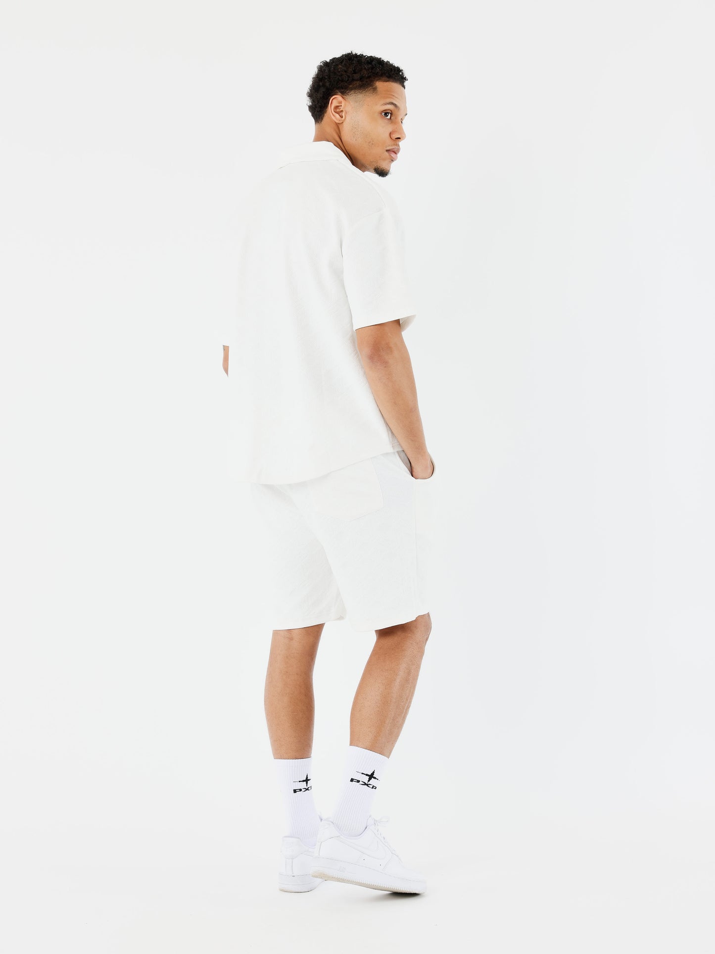 short-decontracte-texture-blanc-modelshot