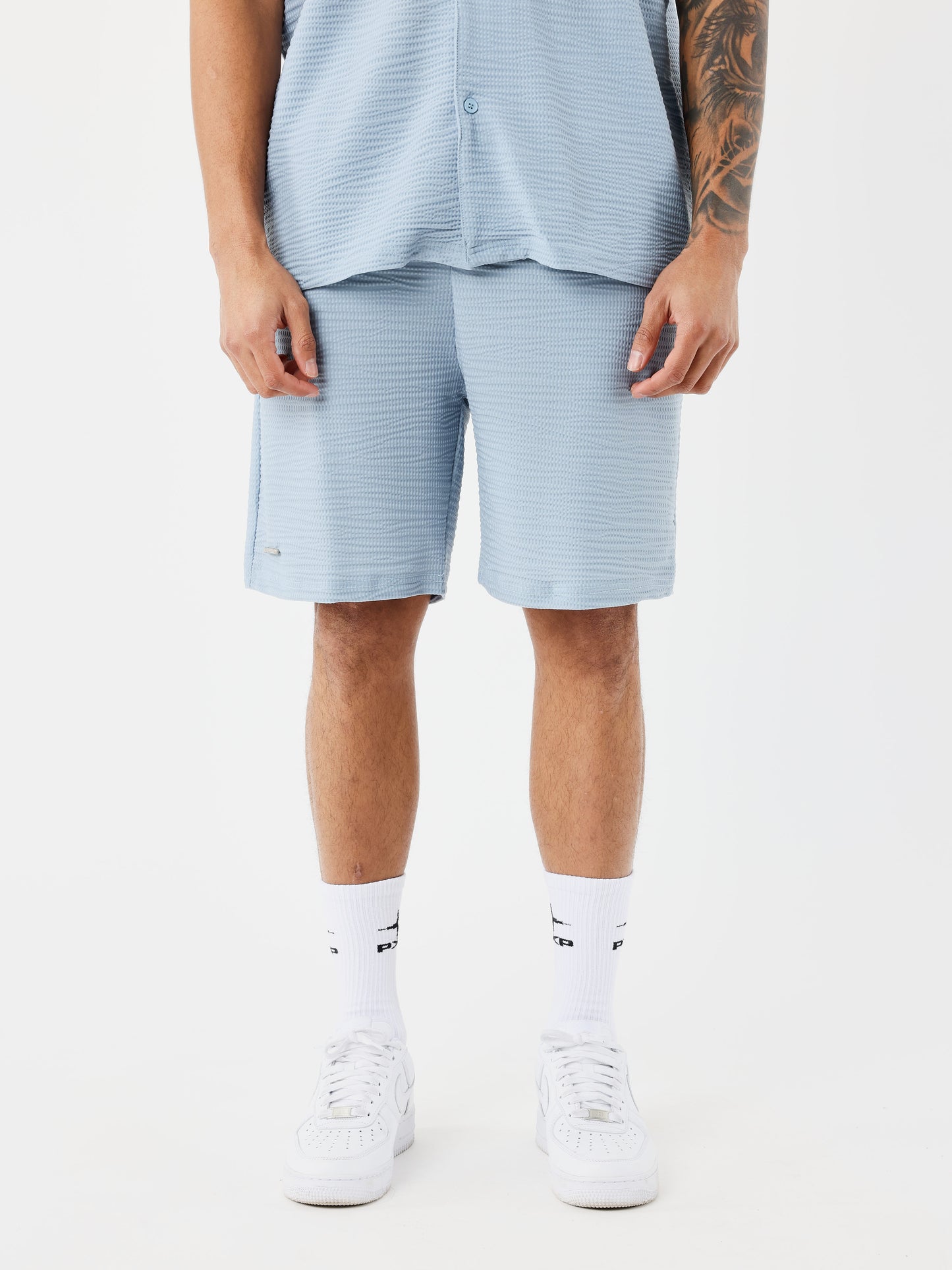 short-decontractee-texturee-ice-blue-modelshot
