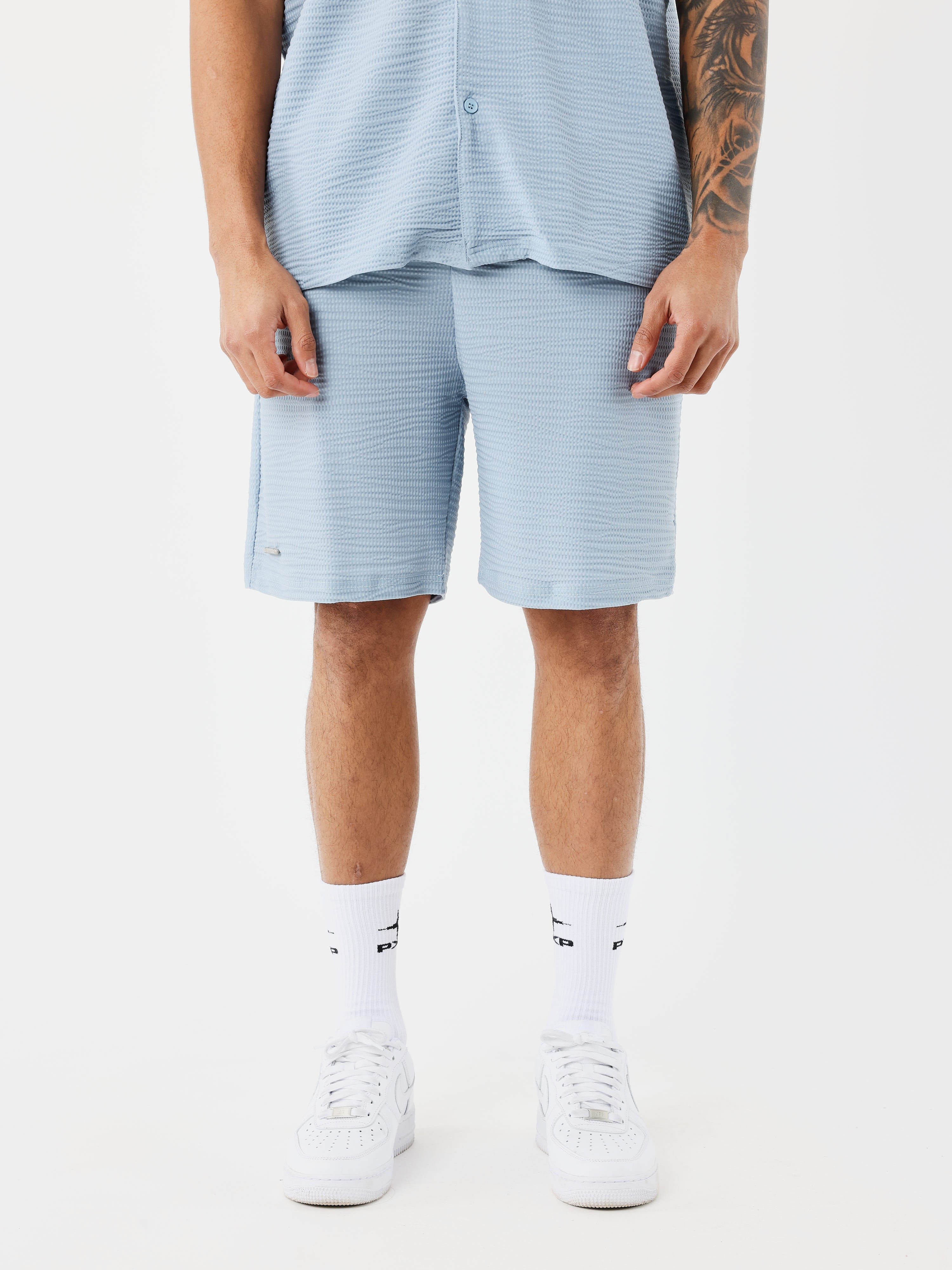 short-decontractee-texturee-ice-blue-modelshot