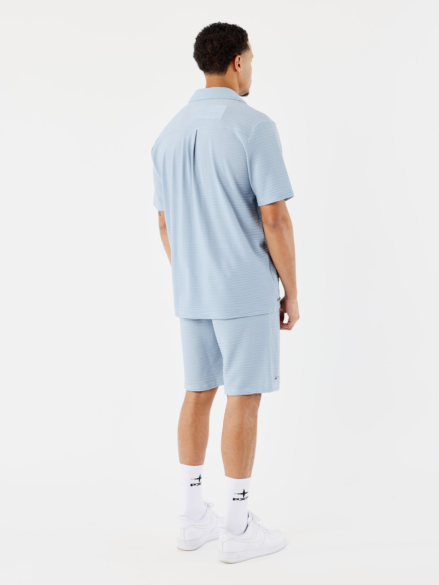 short-decontractee-texturee-ice-blue-modelshot