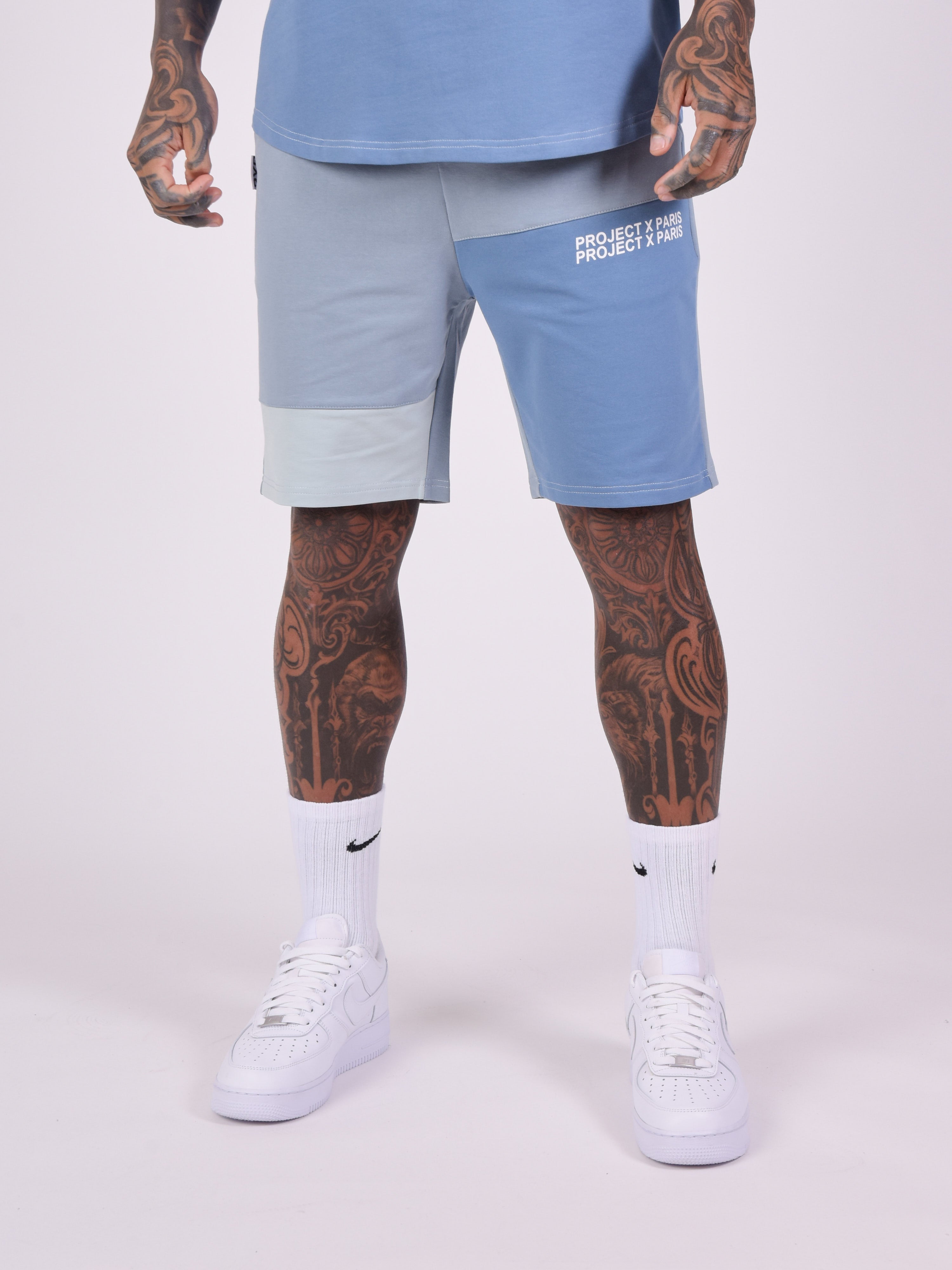 short-effet-color-block-bleu-ciel-modelshot