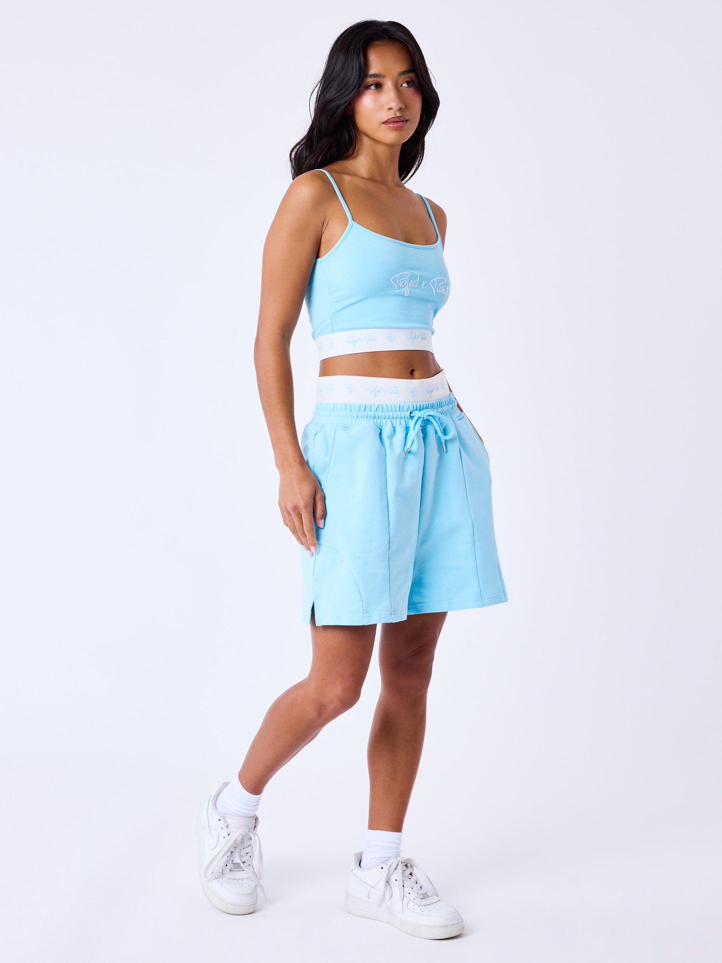 short-elastique-printe-logo-brode-cyan