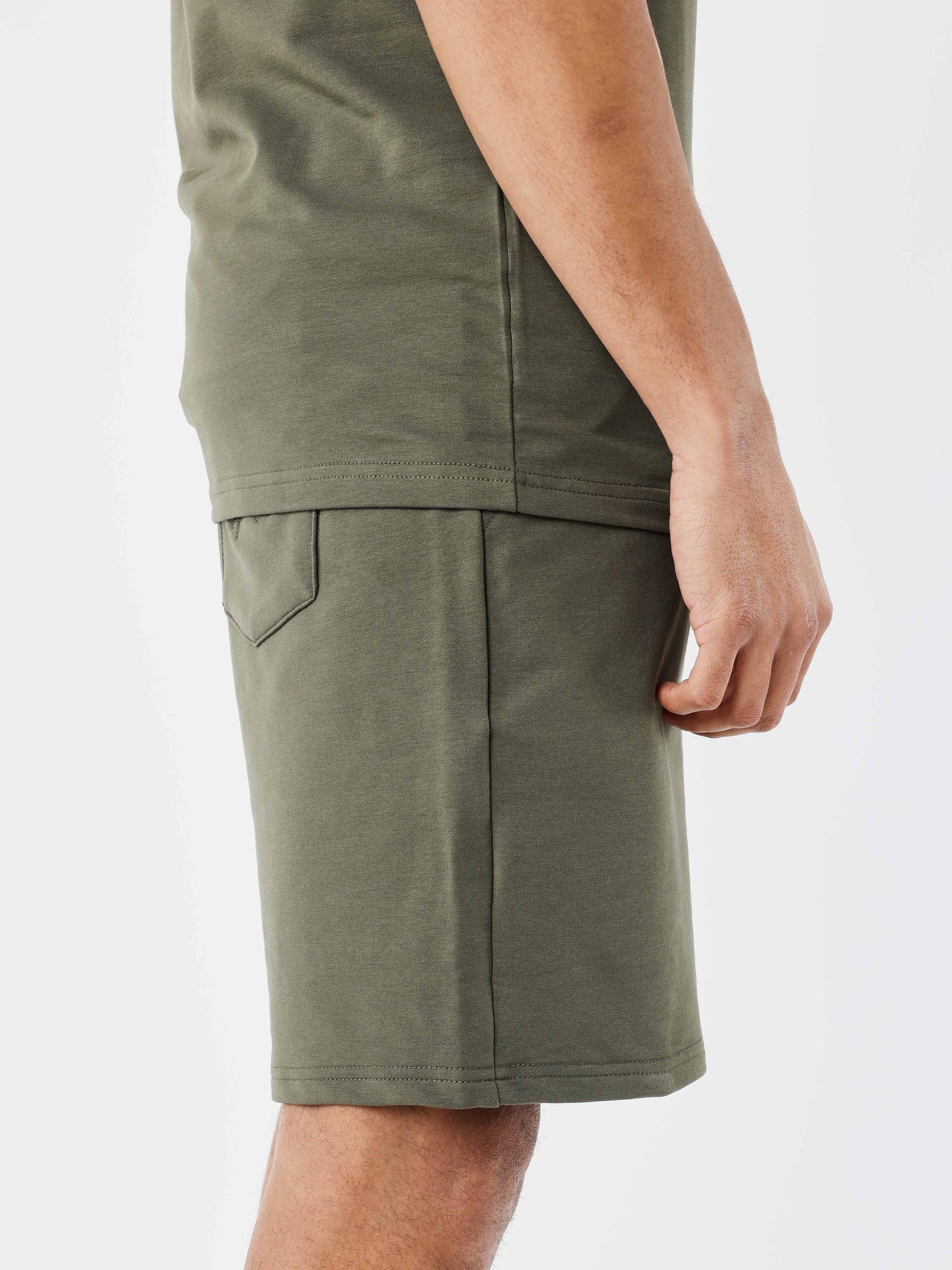 short-essentials-project-x-paris-olive-fonce-modelshot