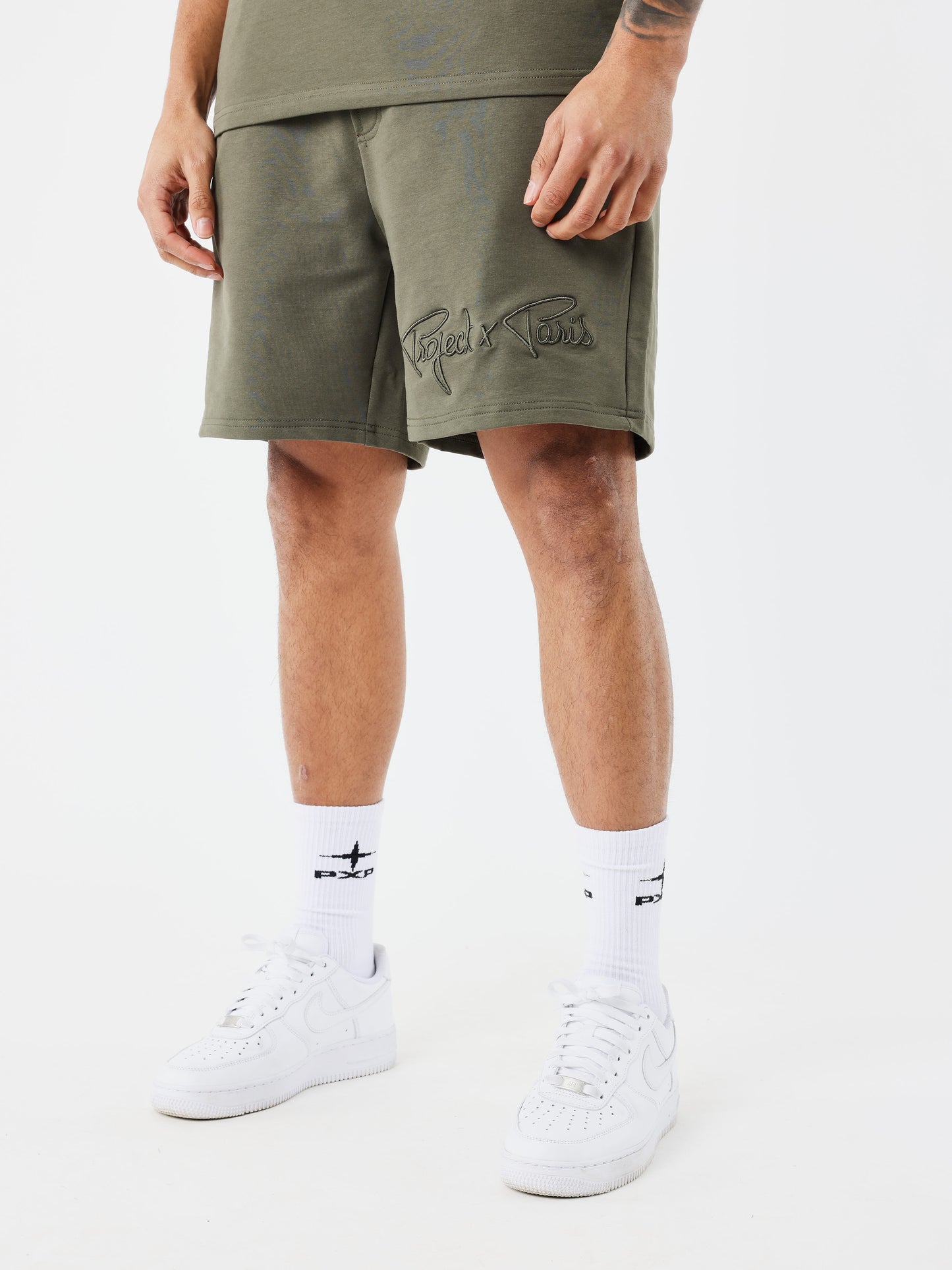 short-essentials-project-x-paris-olive-fonce-modelshot