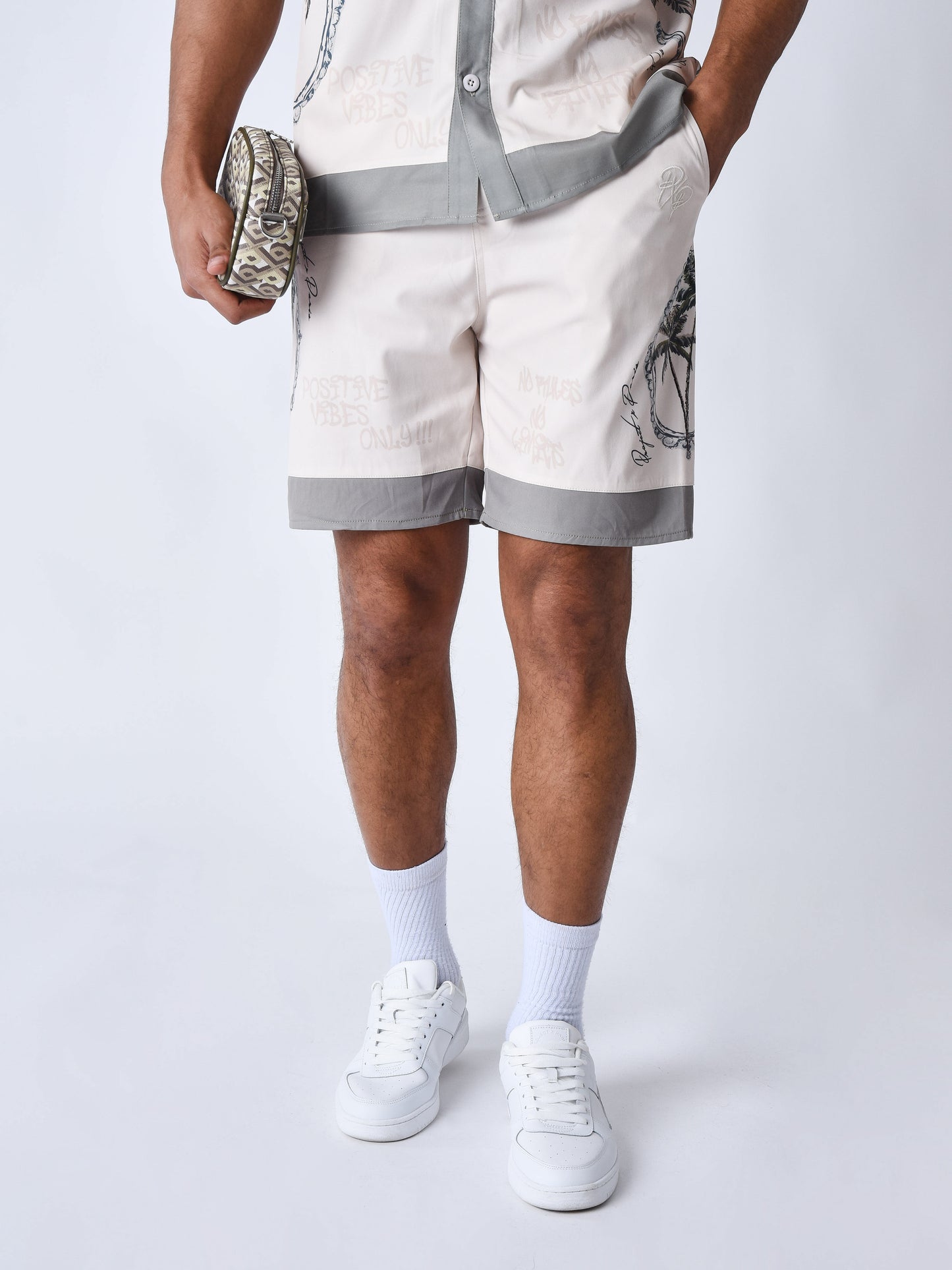 short-fluide-imprime-palmier-craie-modelshot