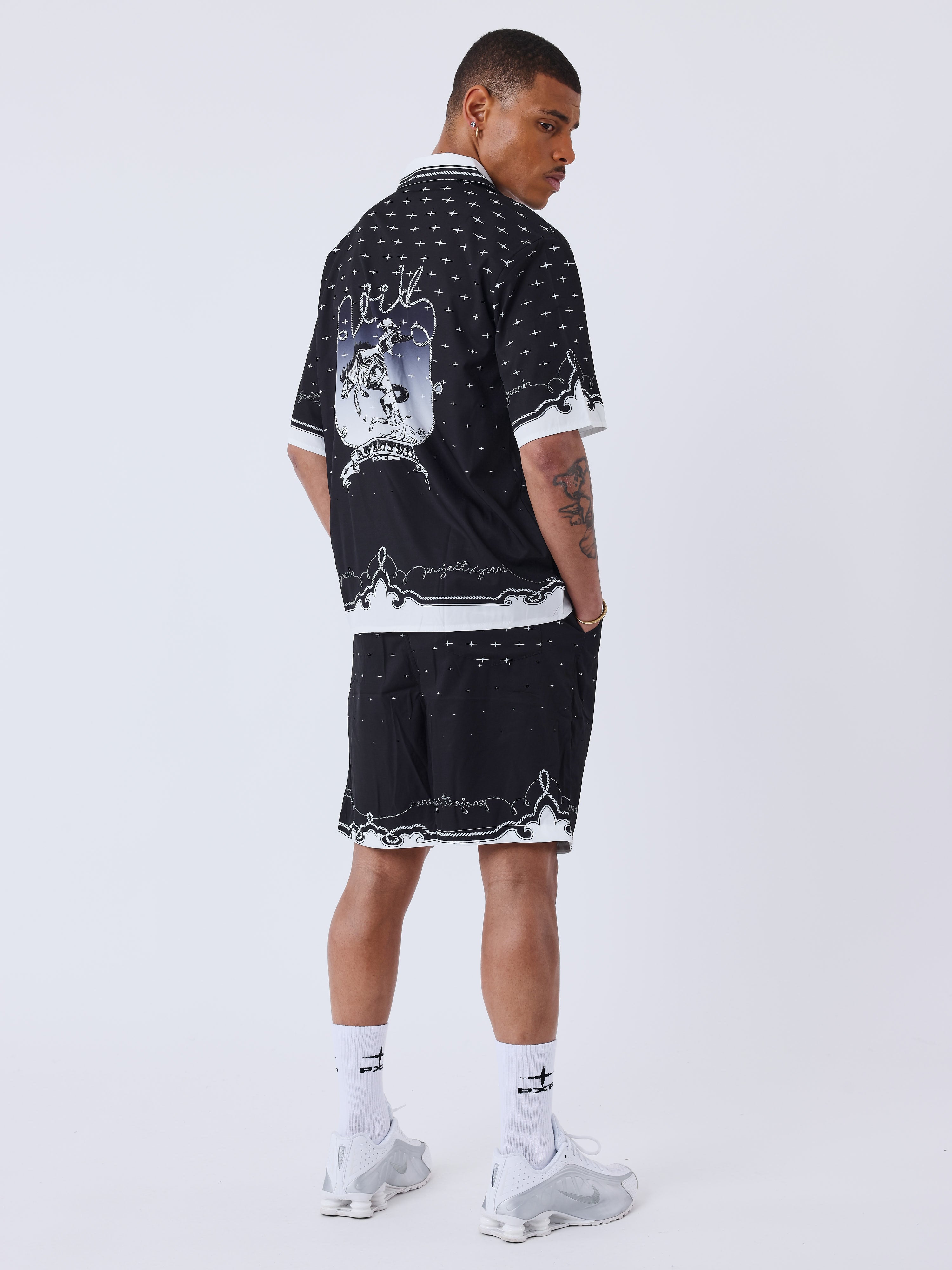 short-fluide-western-noir