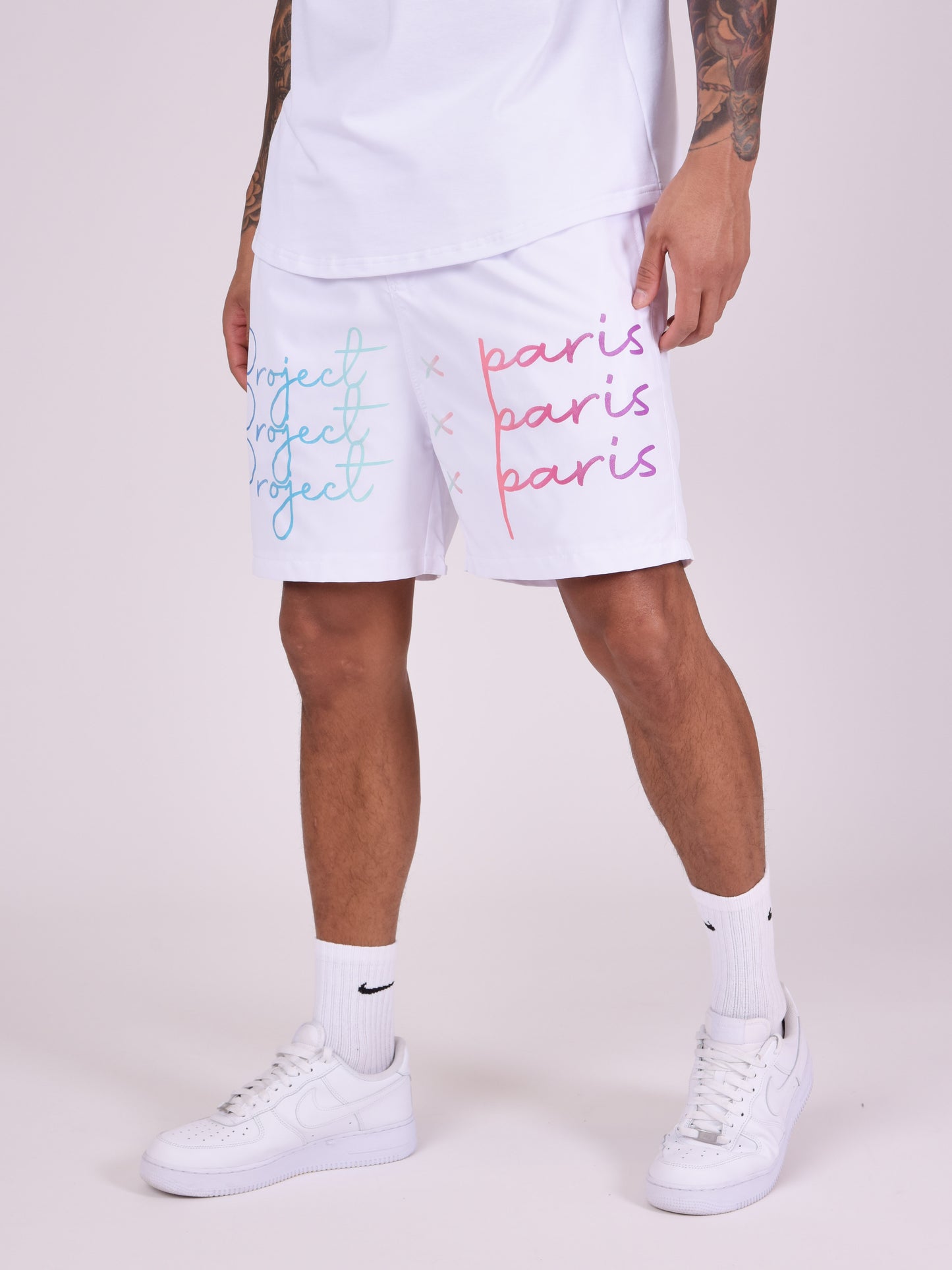short-grand-logo-imprime-degrade-blanc-modelshot