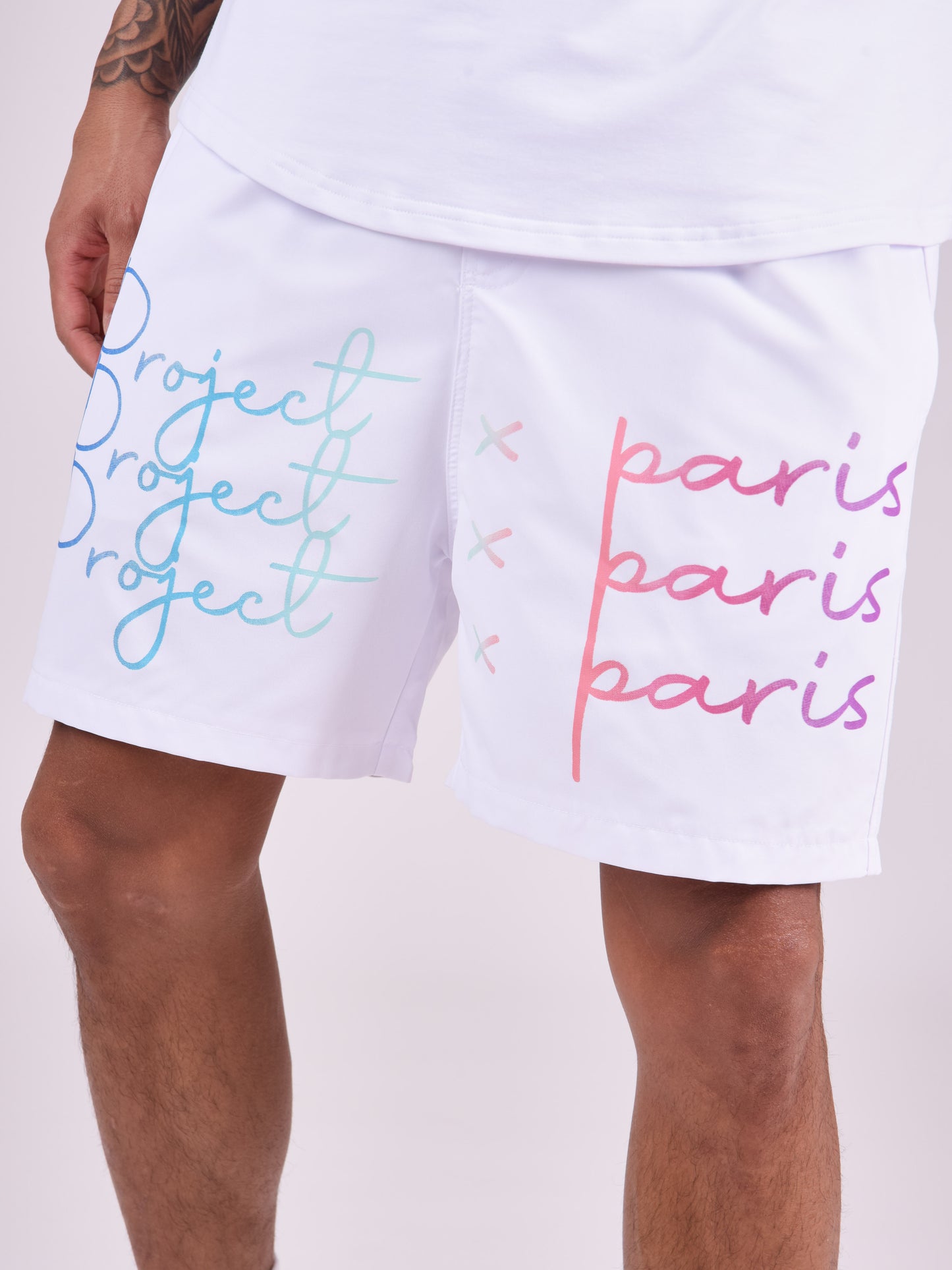 short-grand-logo-imprime-degrade-blanc-modelshot
