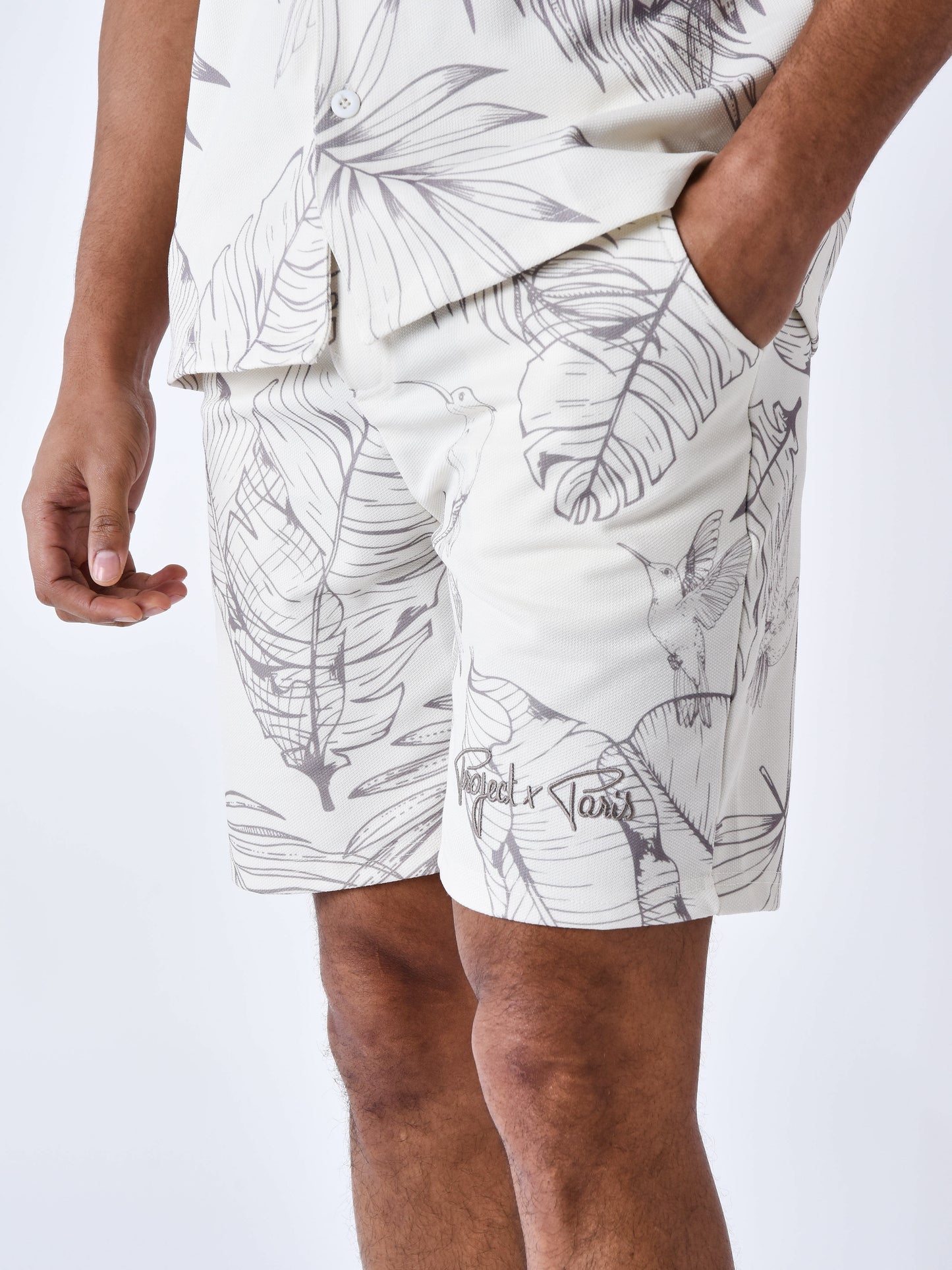 short-imprime-luxuriant-greige-modelshot