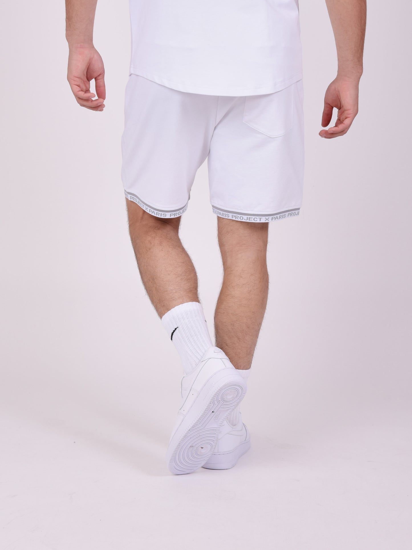 short-logo-brode-en-relief-blanc-modelshot