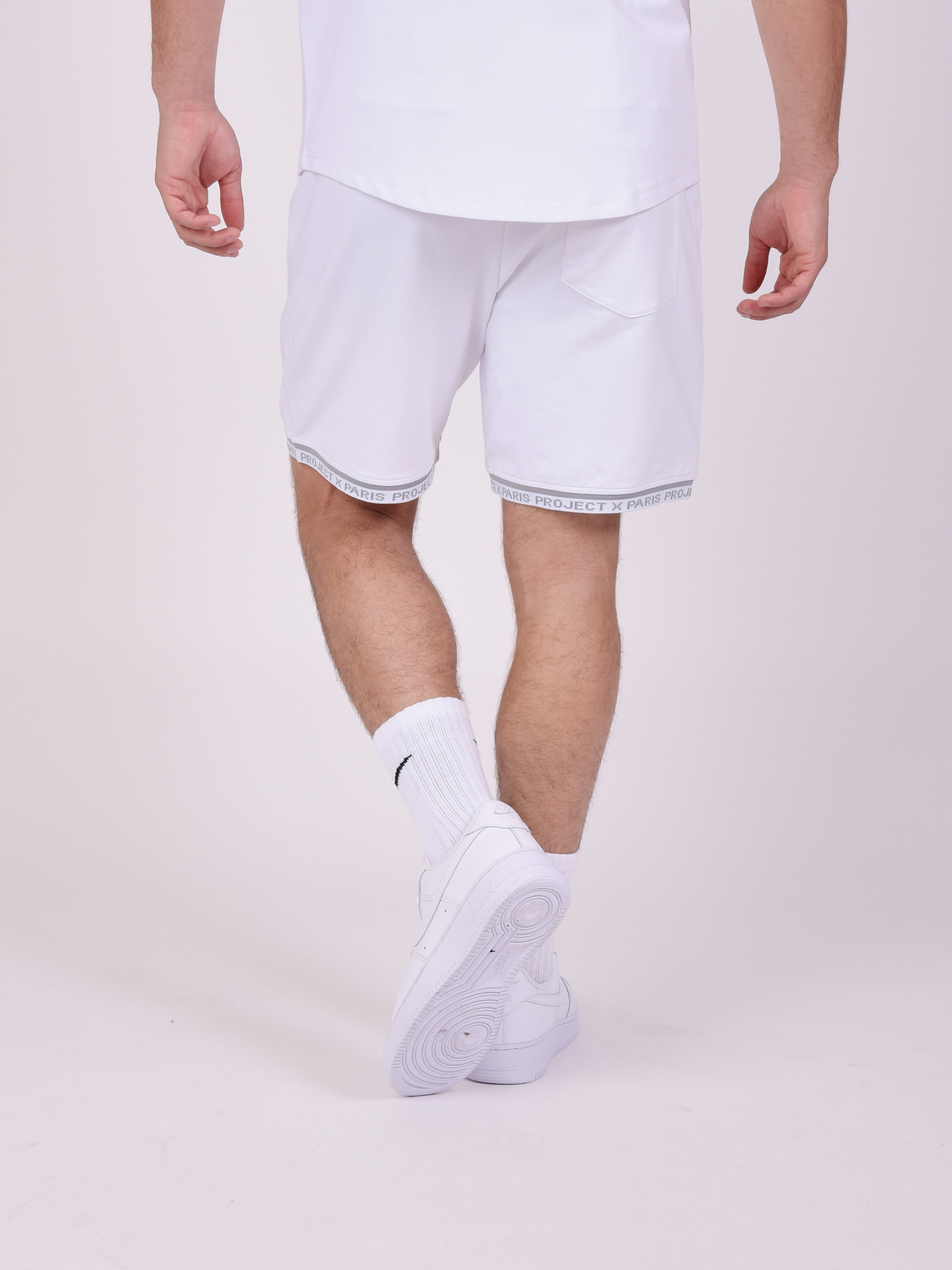 short-logo-brode-en-relief-blanc-modelshot
