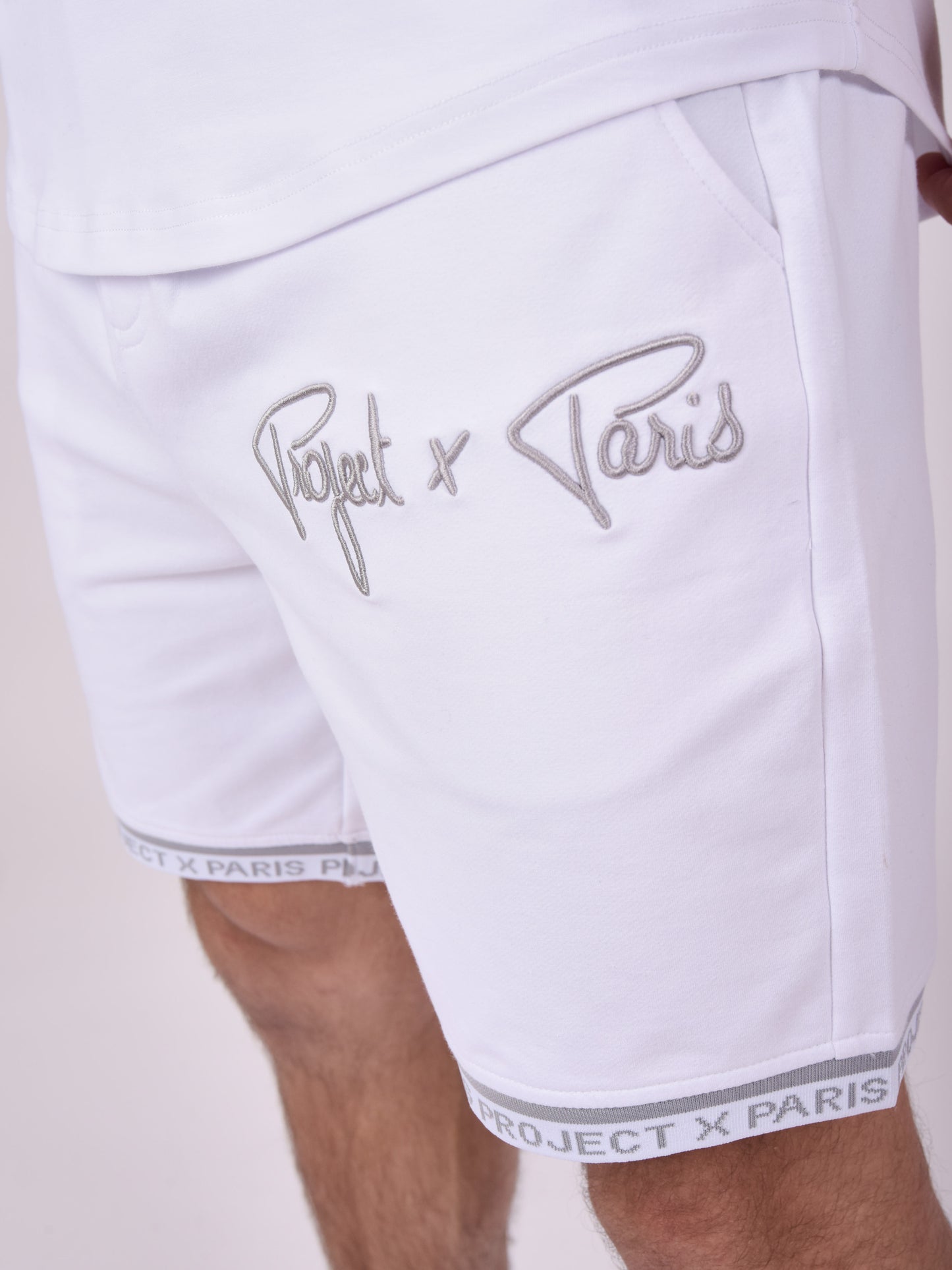 short-logo-brode-en-relief-blanc-modelshot