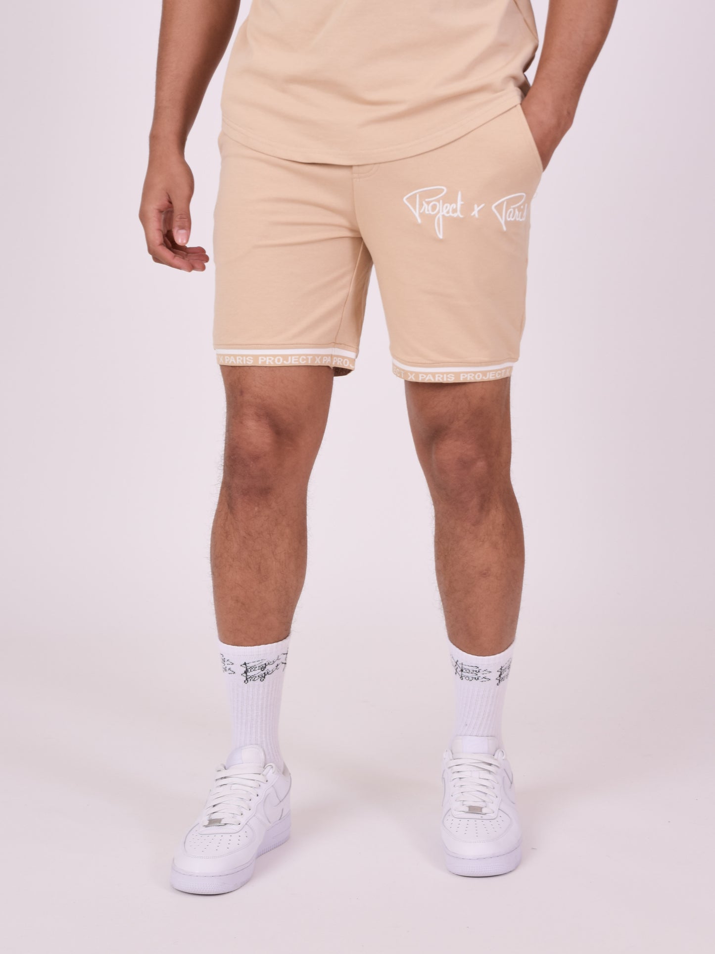short-logo-brode-en-relief-beige-modelshot