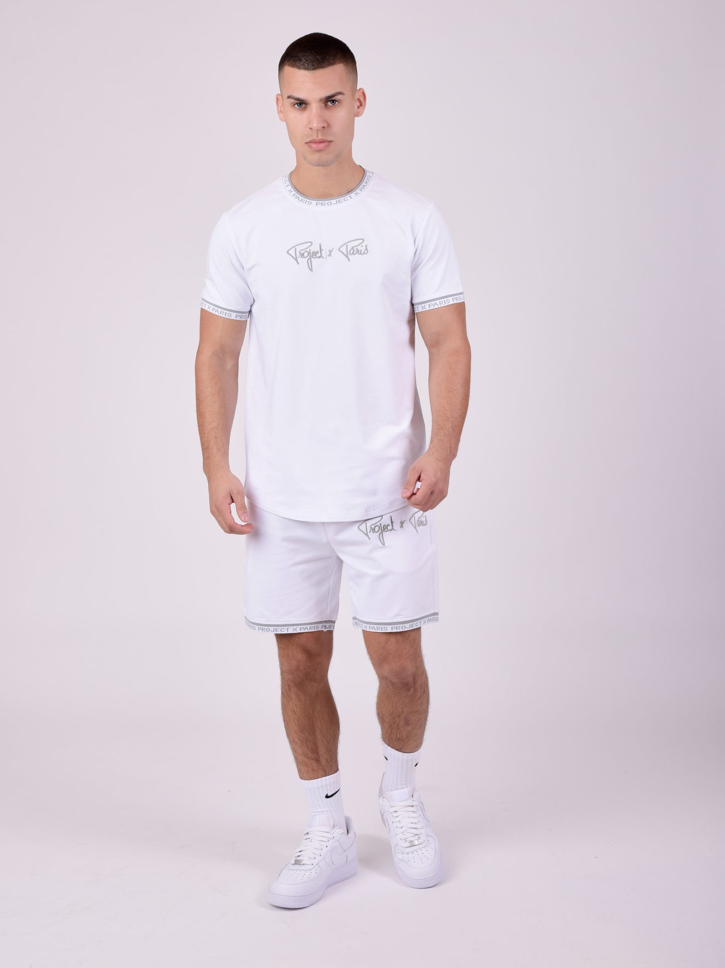 short-logo-brode-en-relief-blanc-modelshot