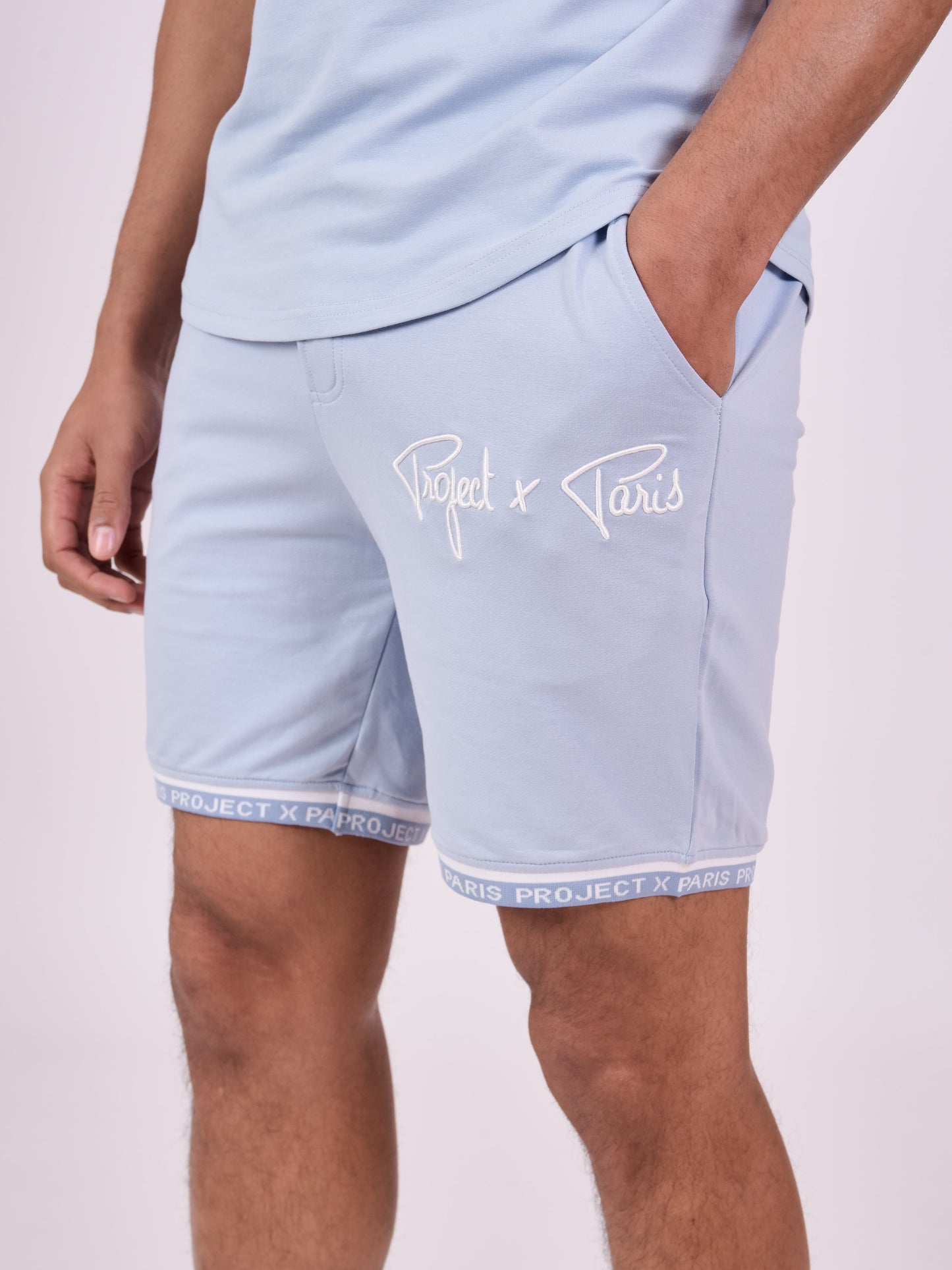 short-logo-brode-en-relief-bleu-ciel