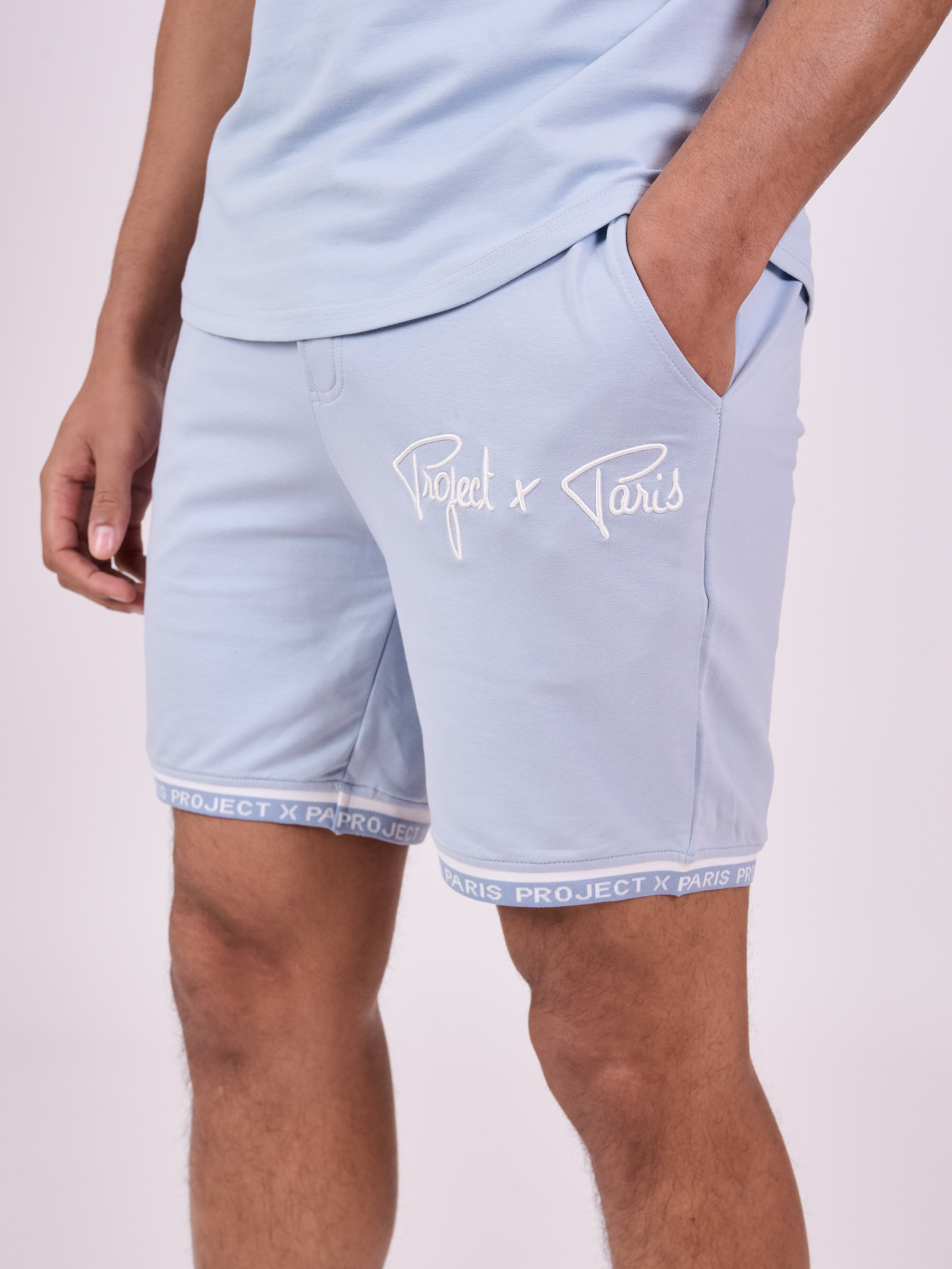 short-logo-brode-en-relief-bleu-ciel